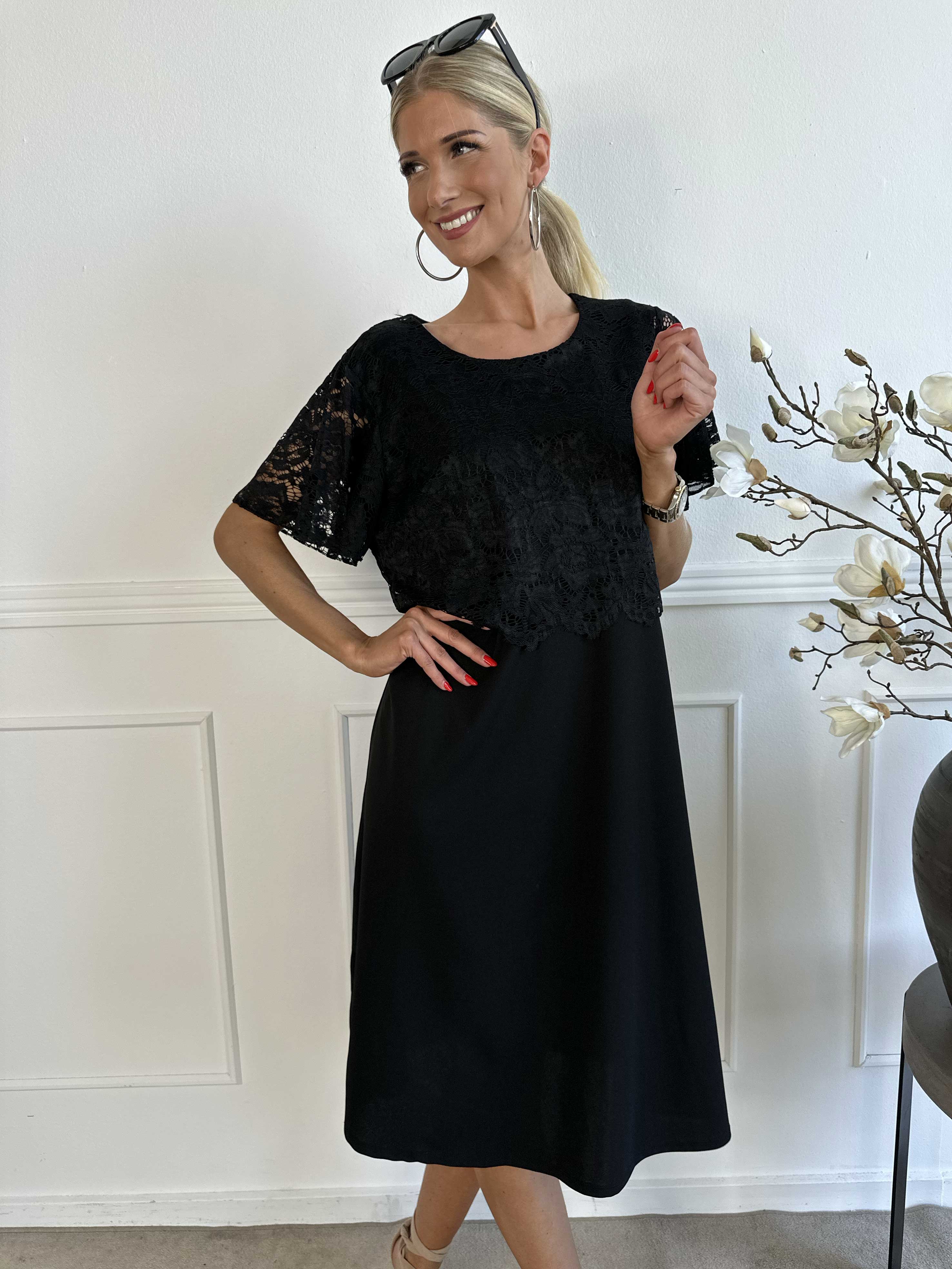 Aniki - Fin feminin kjole med blondestykke foroven