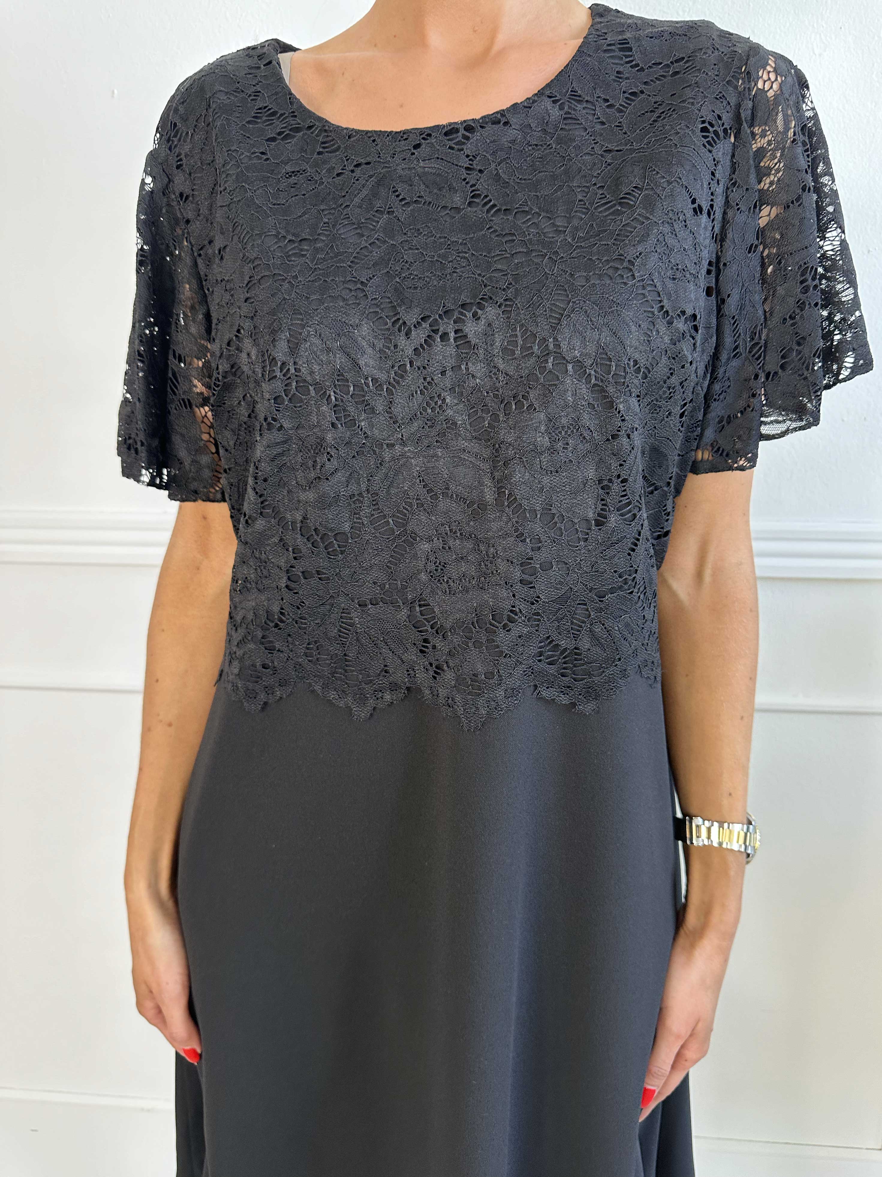 Aniki - Fin feminin kjole med blondestykke foroven