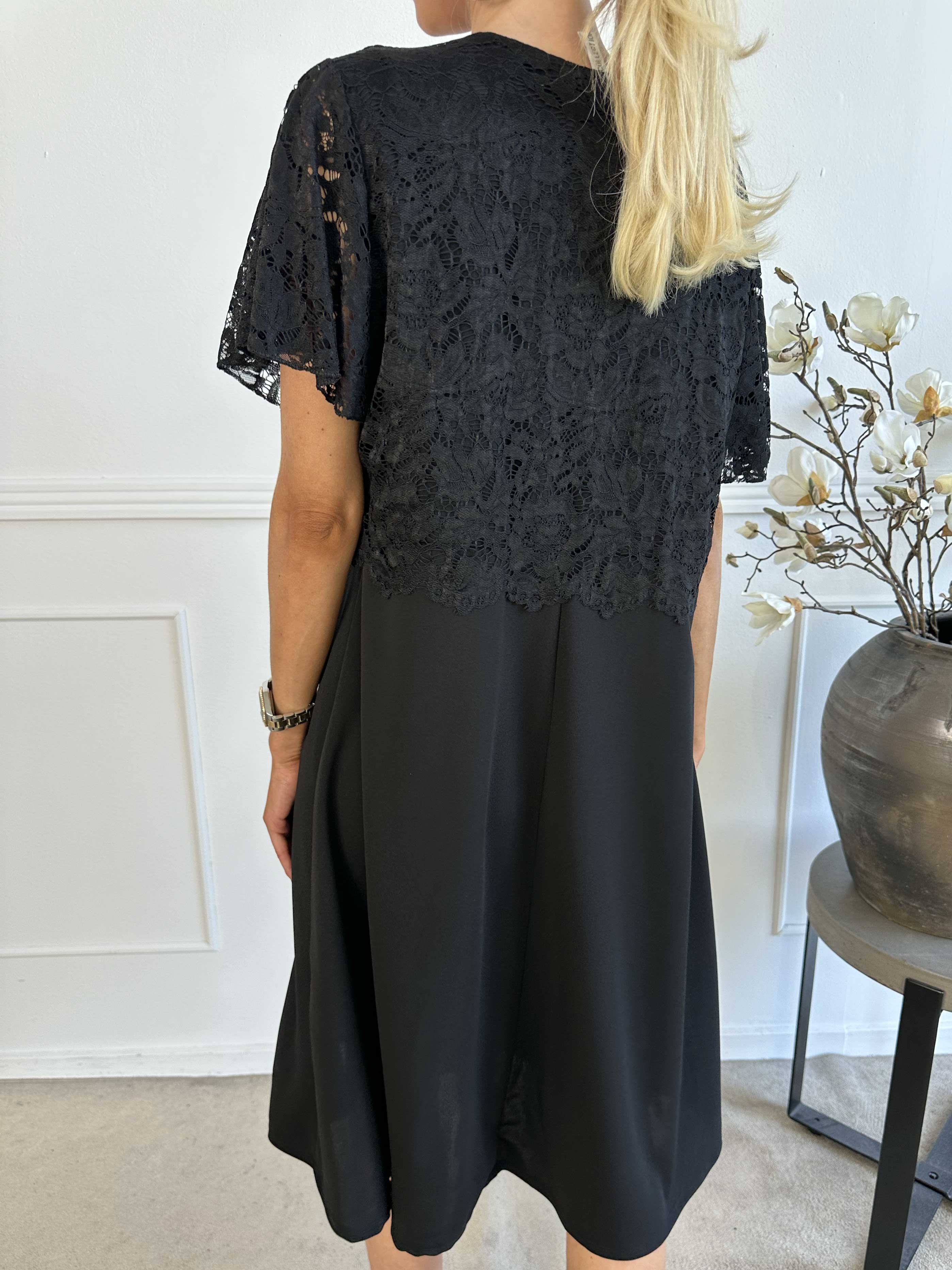 Aniki - Fin feminin kjole med blondestykke foroven