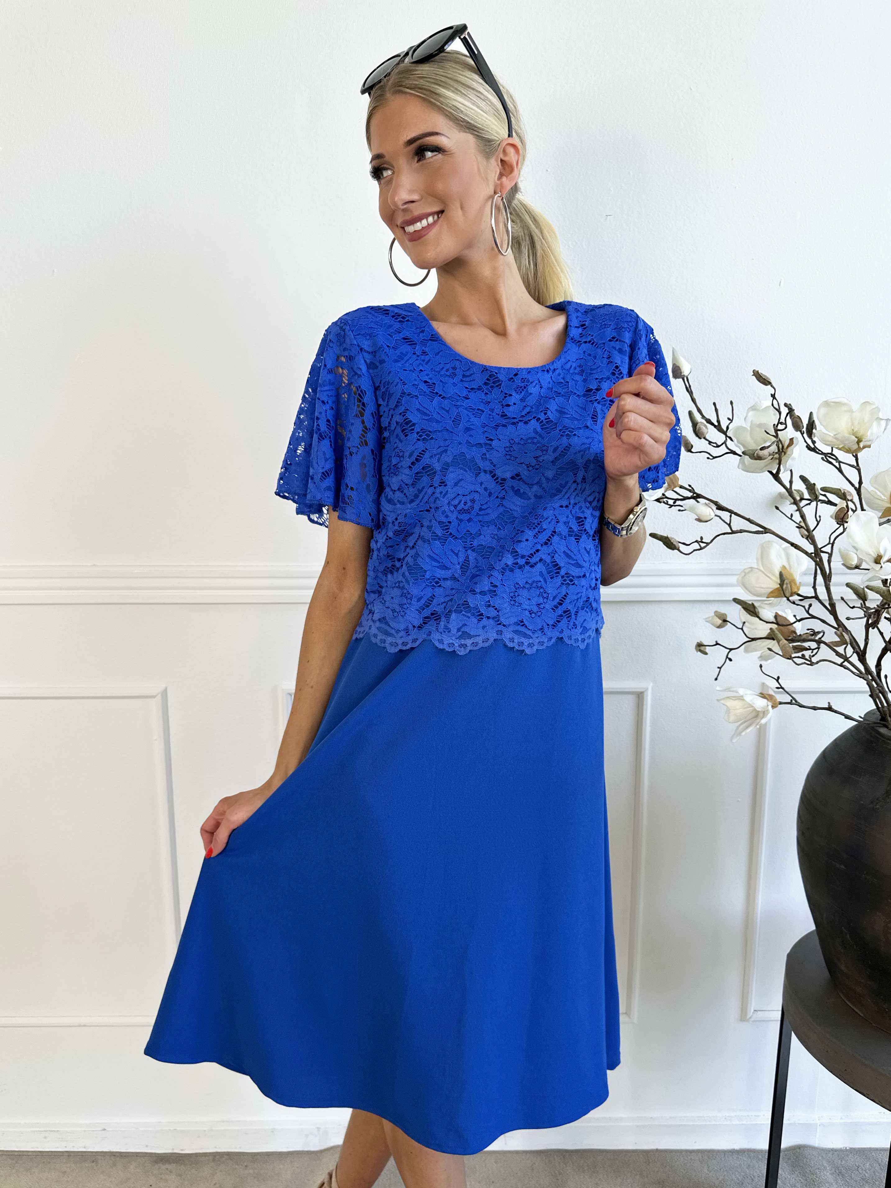 Aniki - Fin feminin kjole med blondestykke foroven