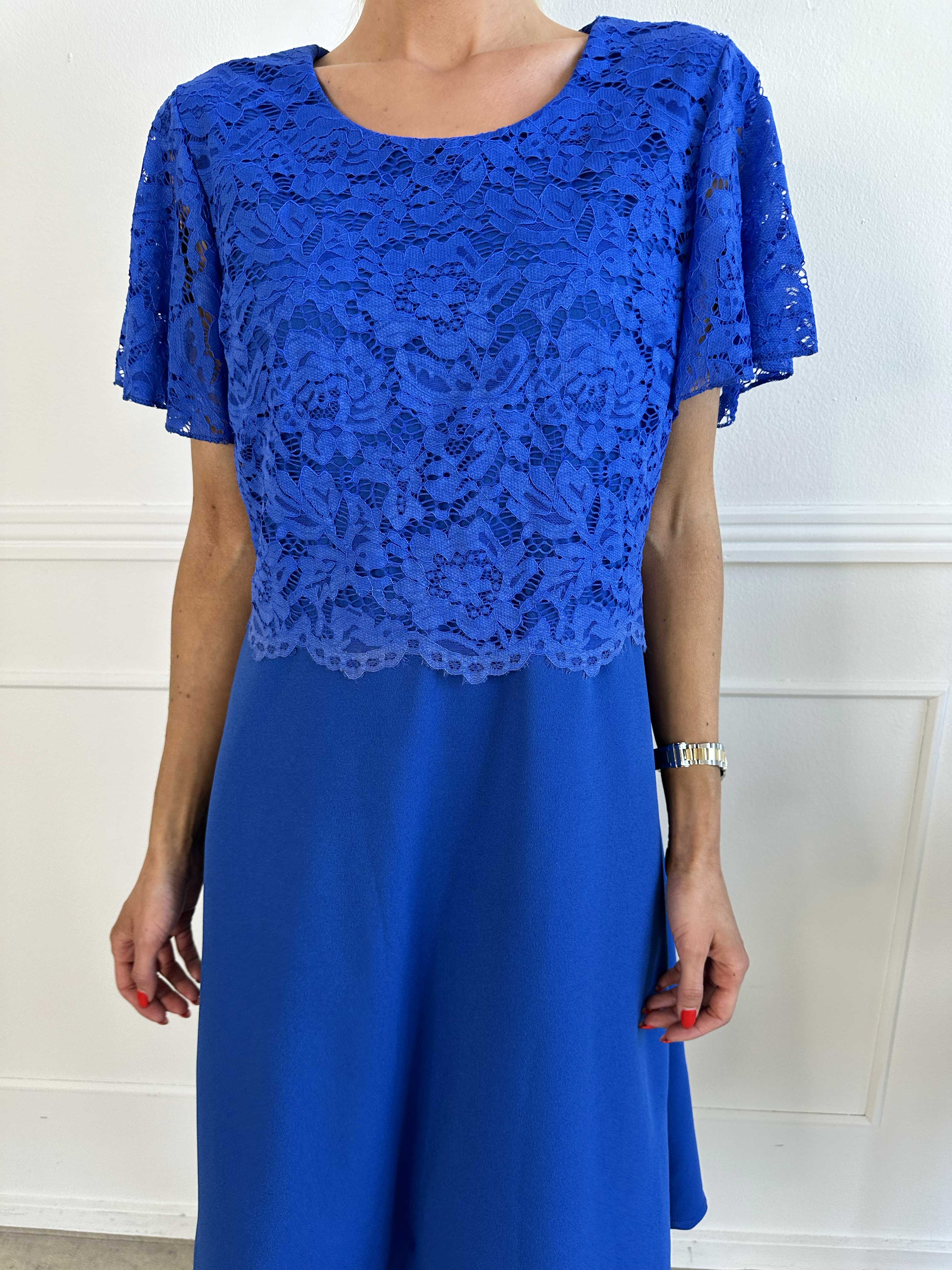 Aniki - Fin feminin kjole med blondestykke foroven