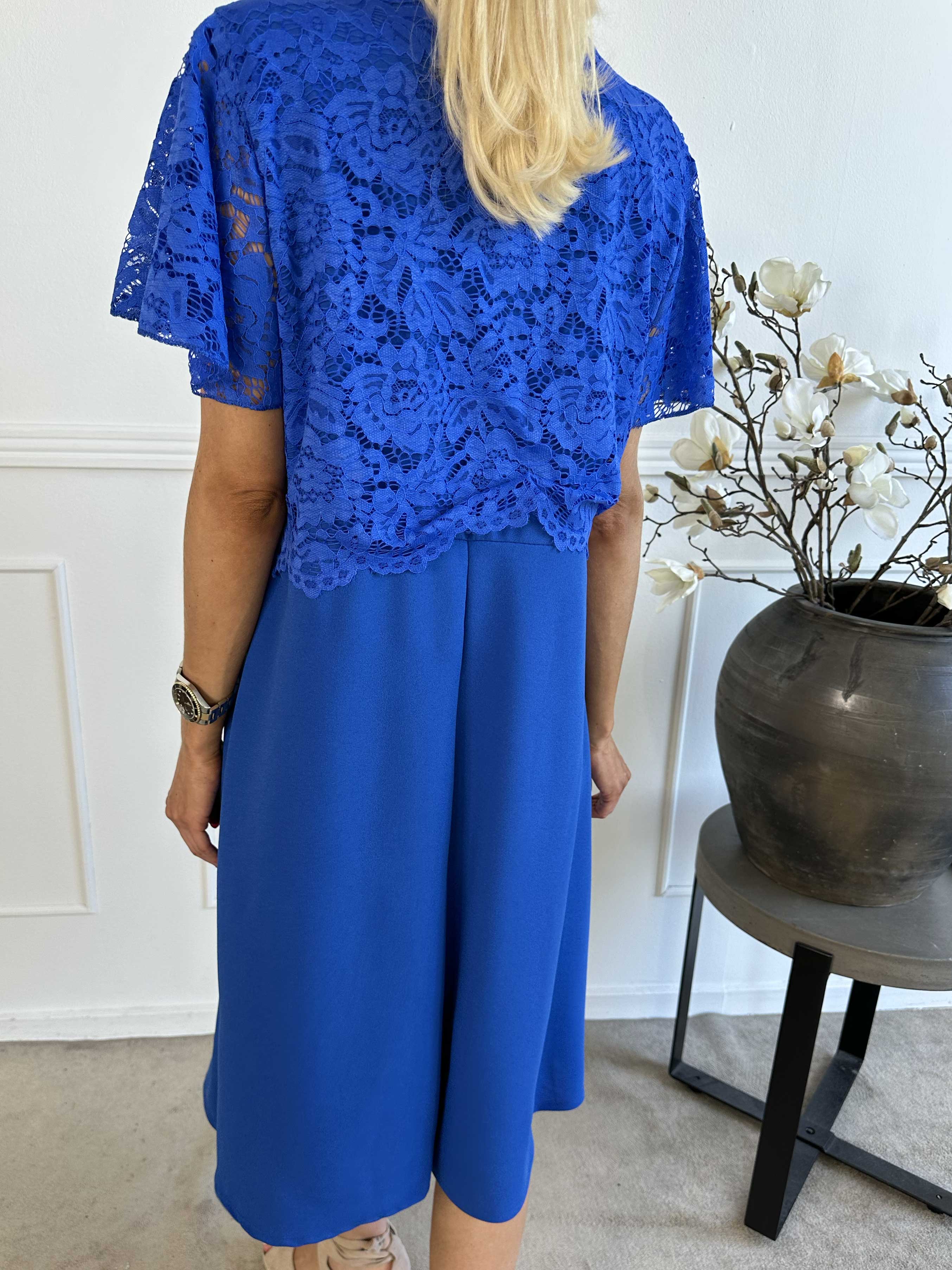 Aniki - Fin feminin kjole med blondestykke foroven