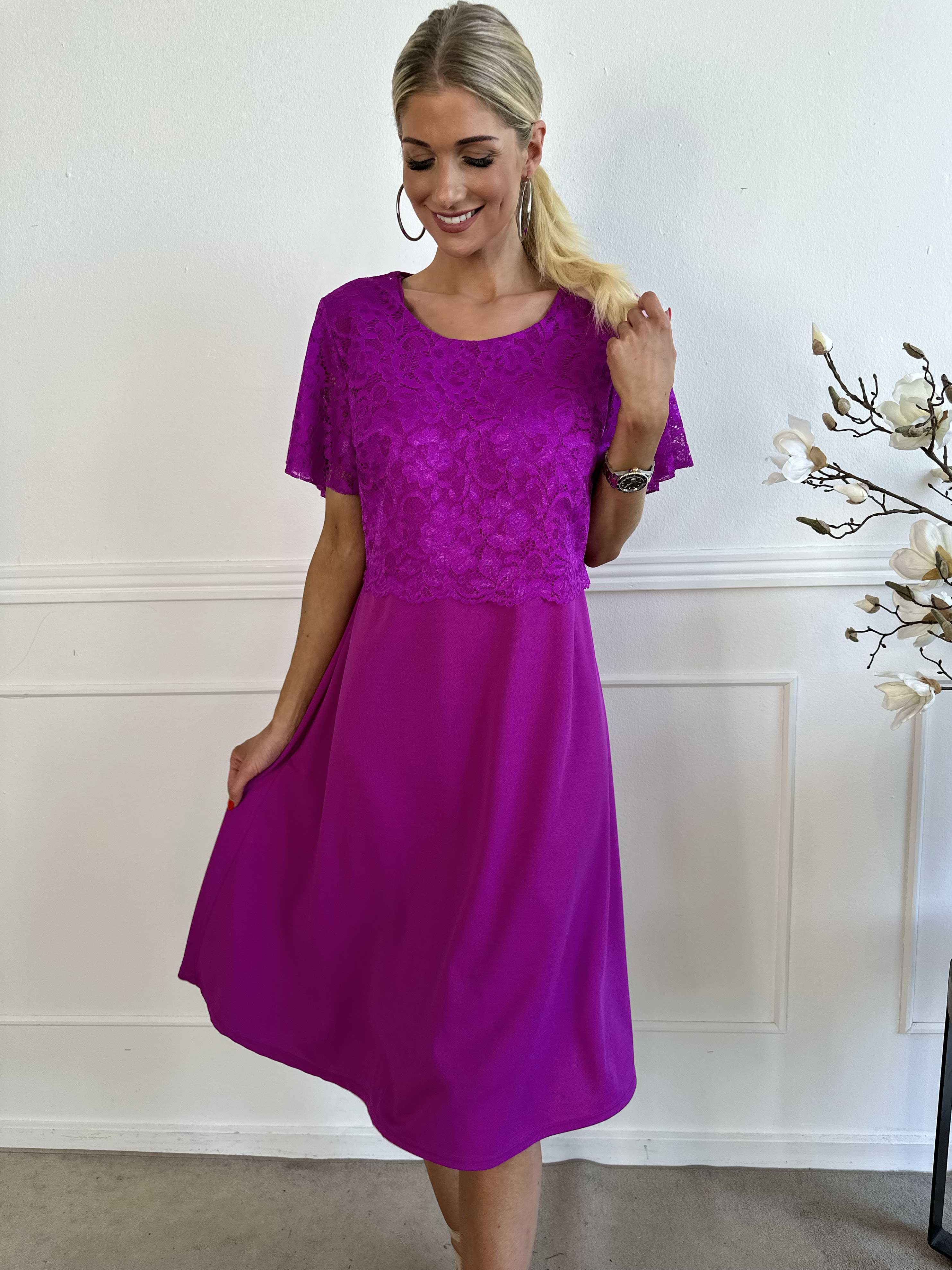 Aniki - Fin feminin kjole med blondestykke foroven