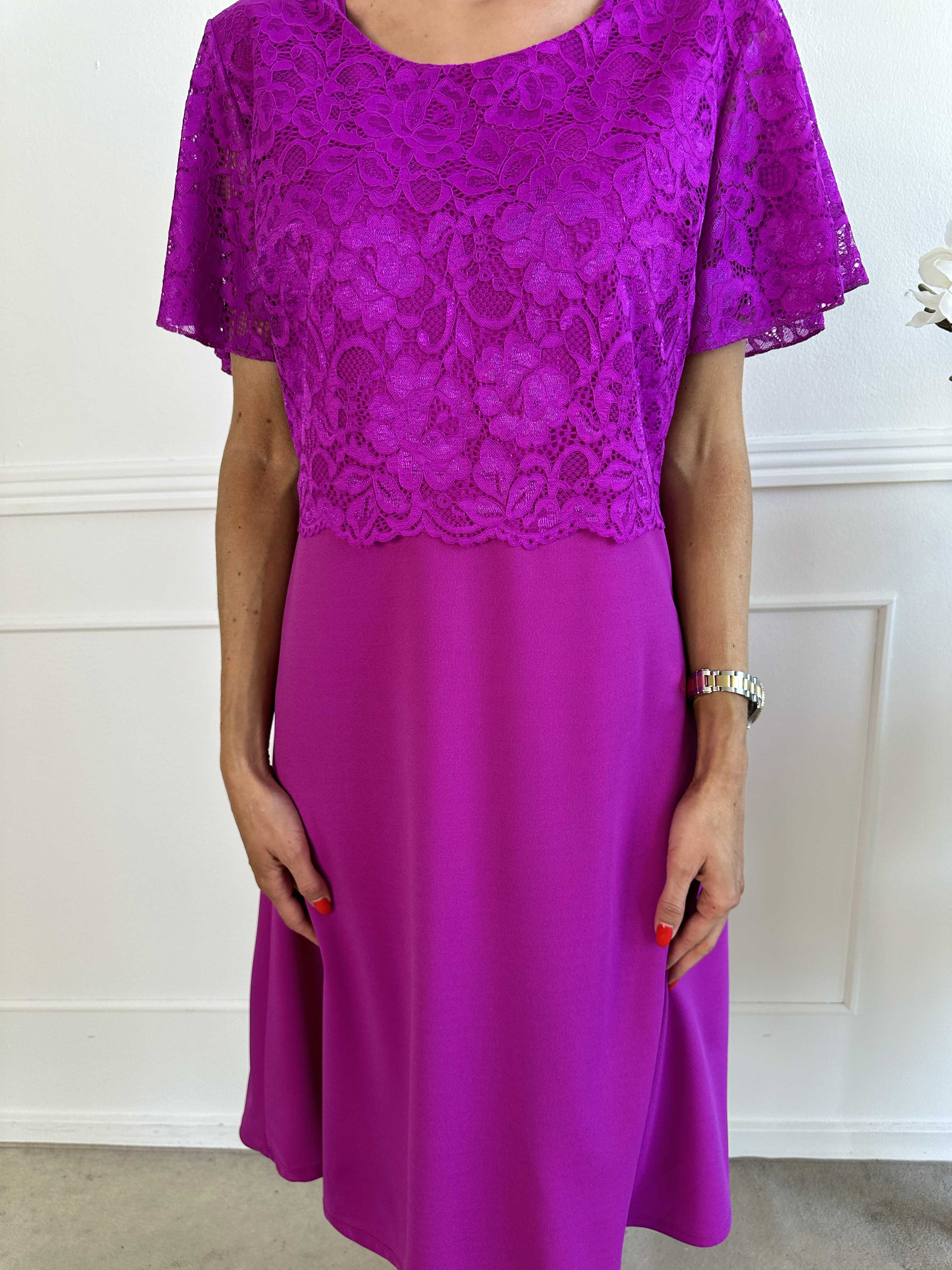 Aniki - Fin feminin kjole med blondestykke foroven