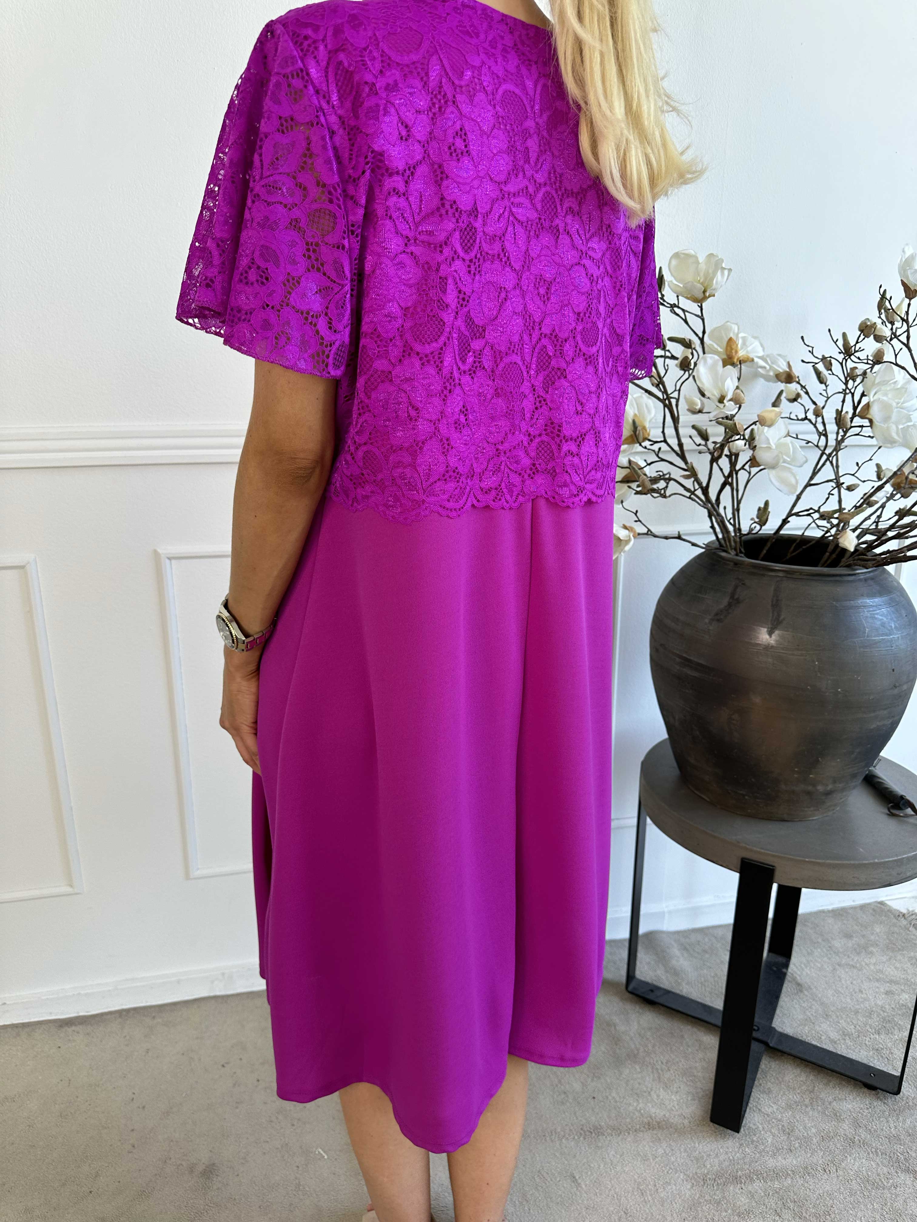 Aniki - Fin feminin kjole med blondestykke foroven