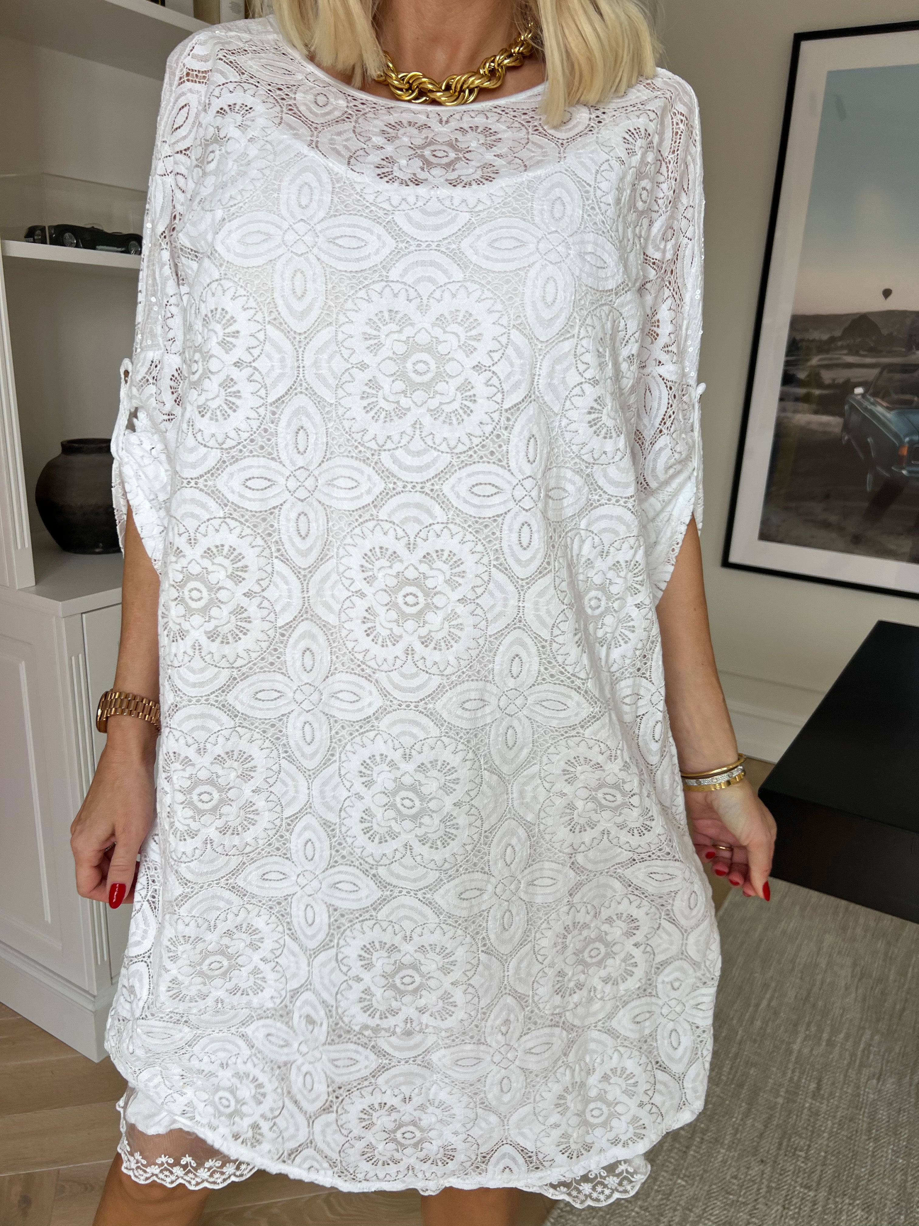 Arianna - Sød blondekjole i bomuld med blød underkjole