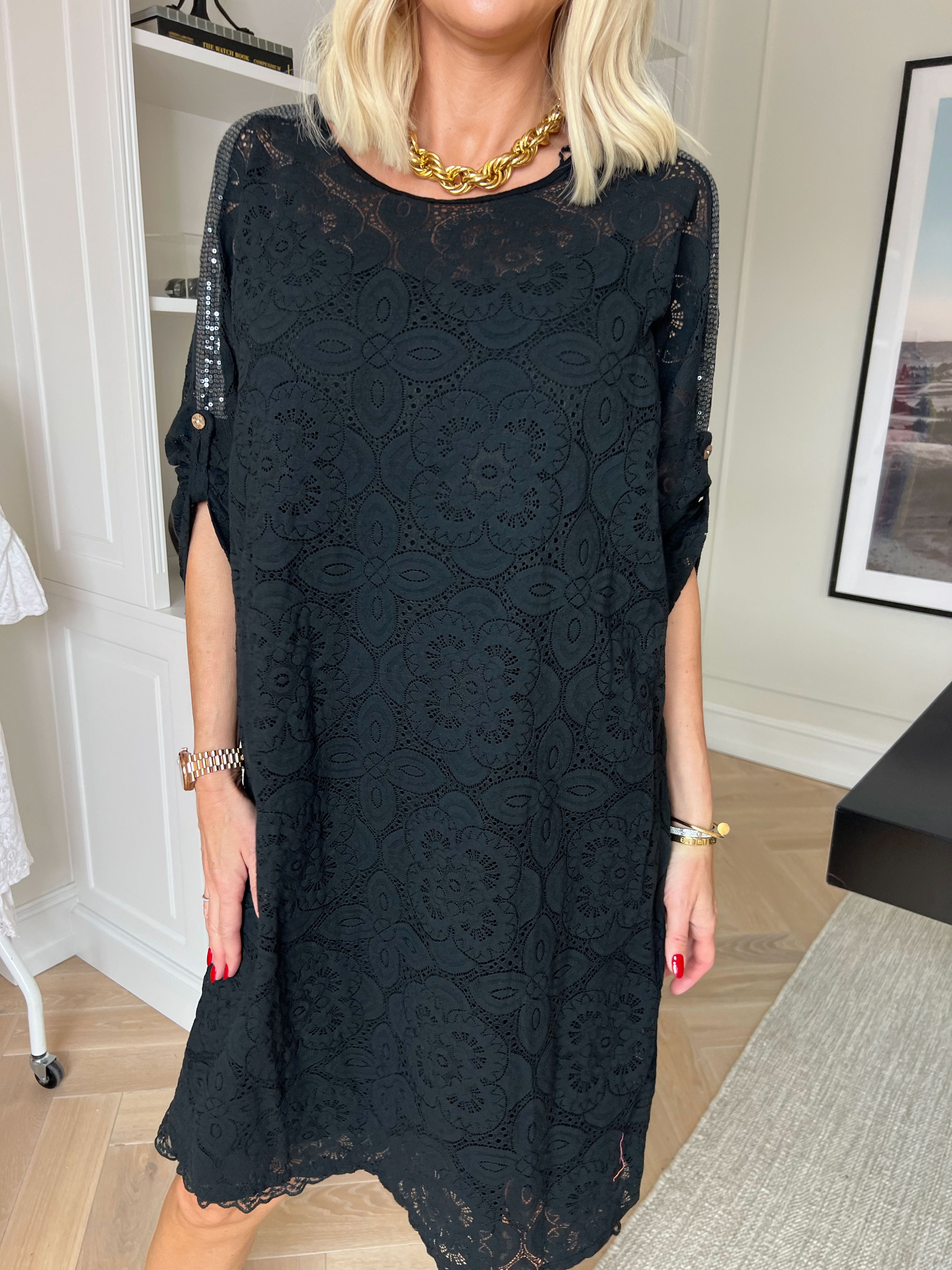 Arianna - Sød blondekjole i bomuld med blød underkjole