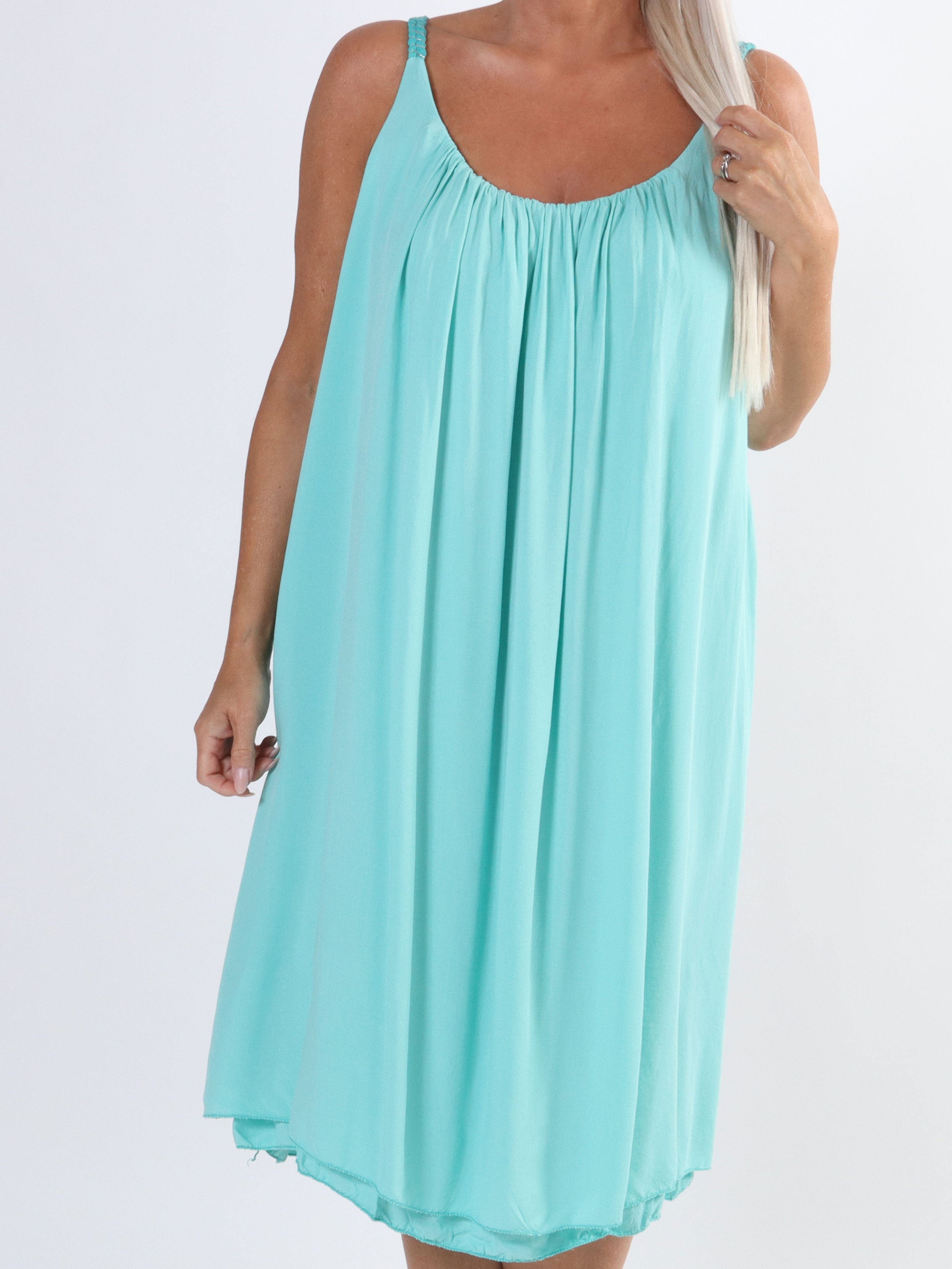 Asia Dress - Sød plus size kjole i viskose med flettet stropper