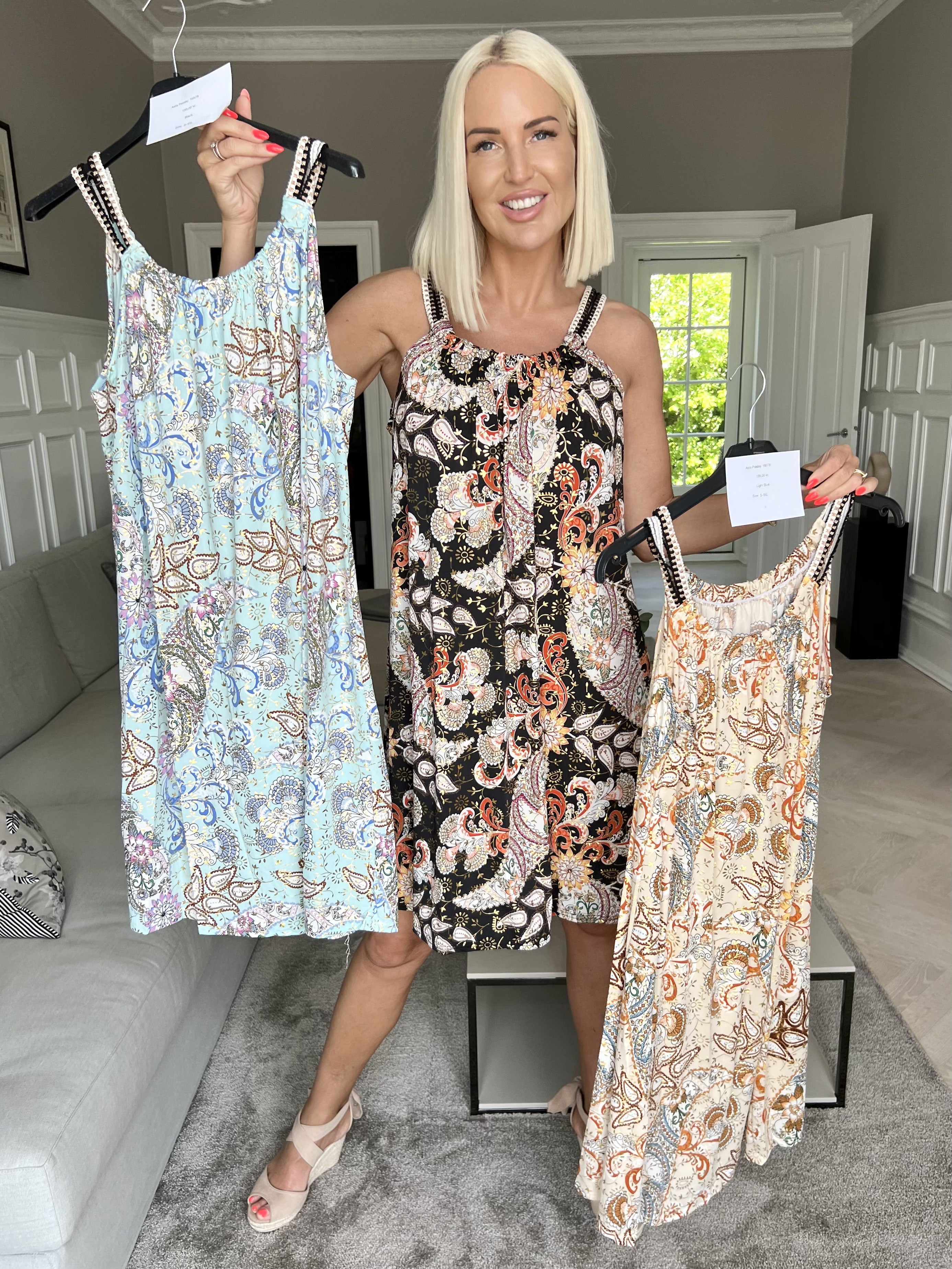 Asta Paisley - Elastisk stropkjole med mønster og guld detaljer