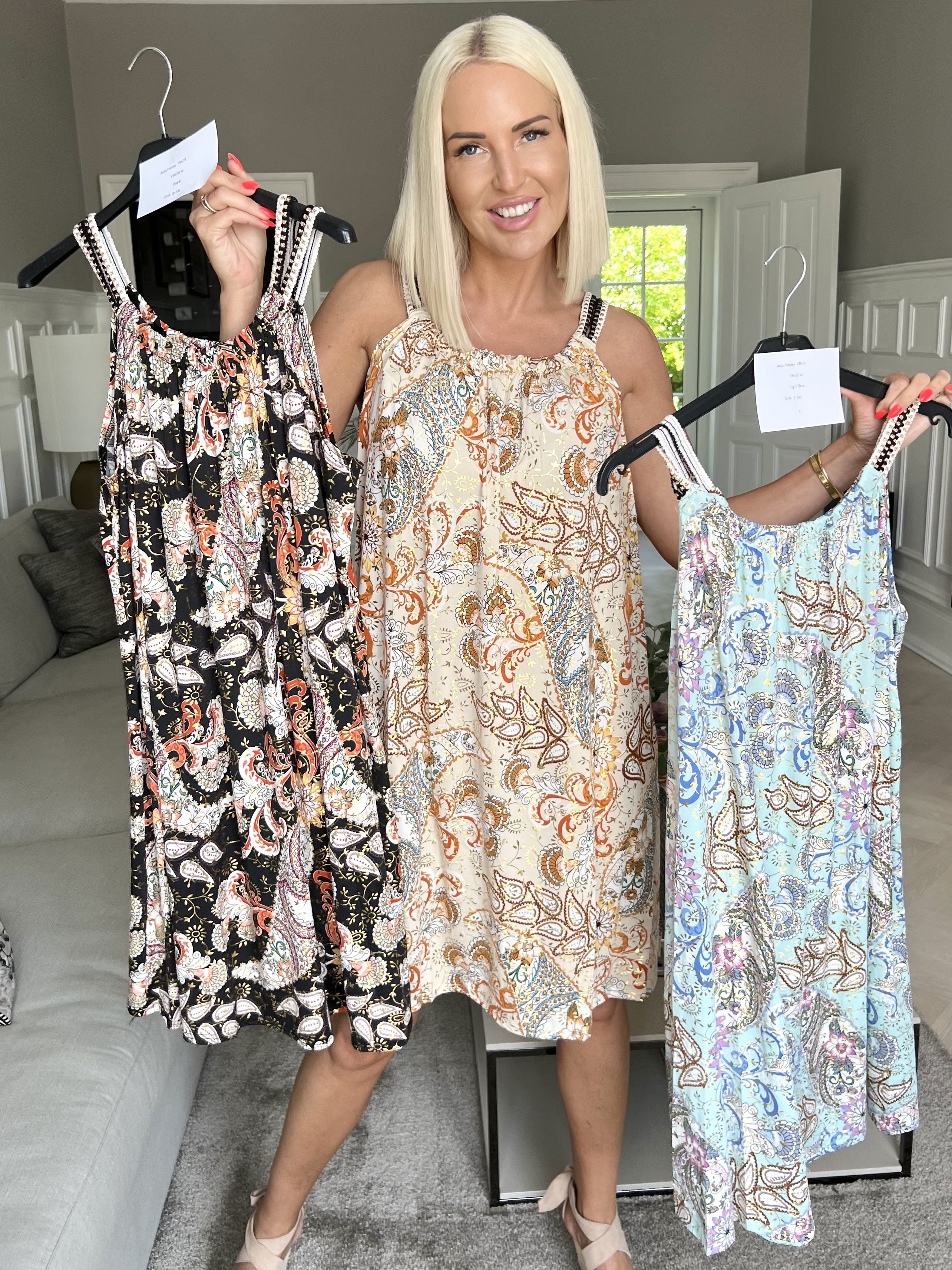 Asta Paisley - Elastisk stropkjole med mønster og guld detaljer