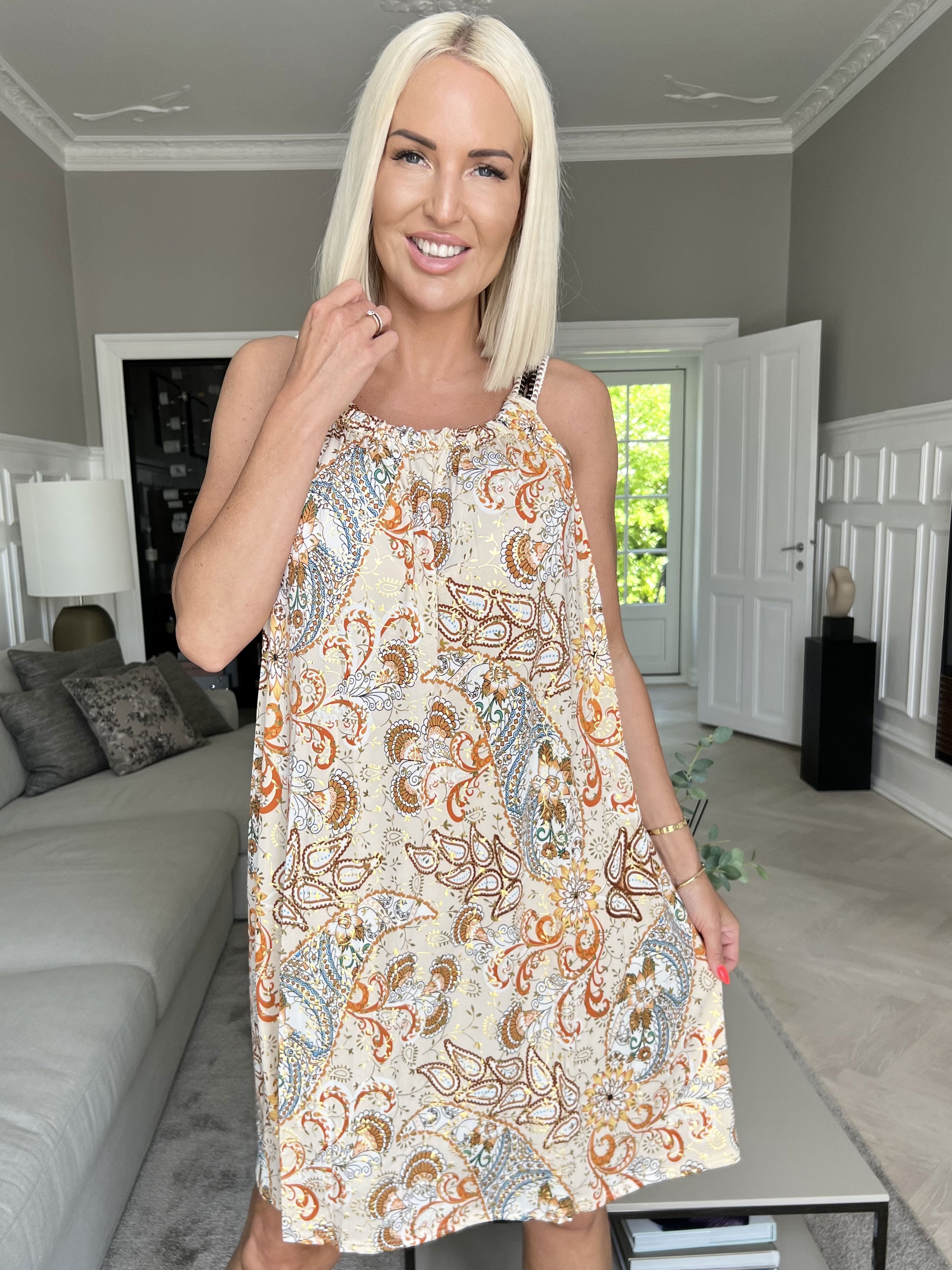 Asta Paisley - Elastisk stropkjole med mønster og guld detaljer