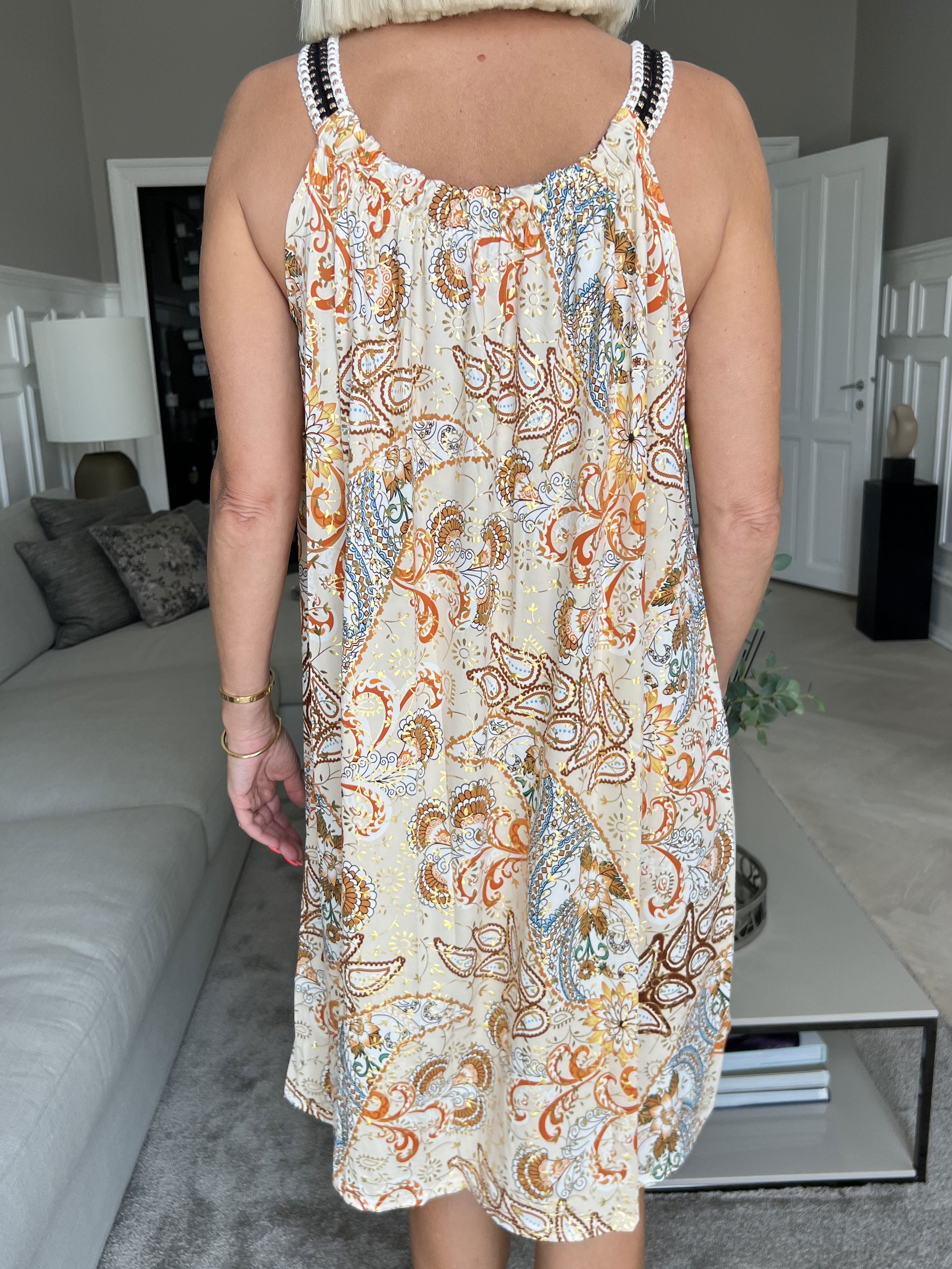 Asta Paisley - Elastisk stropkjole med mønster og guld detaljer