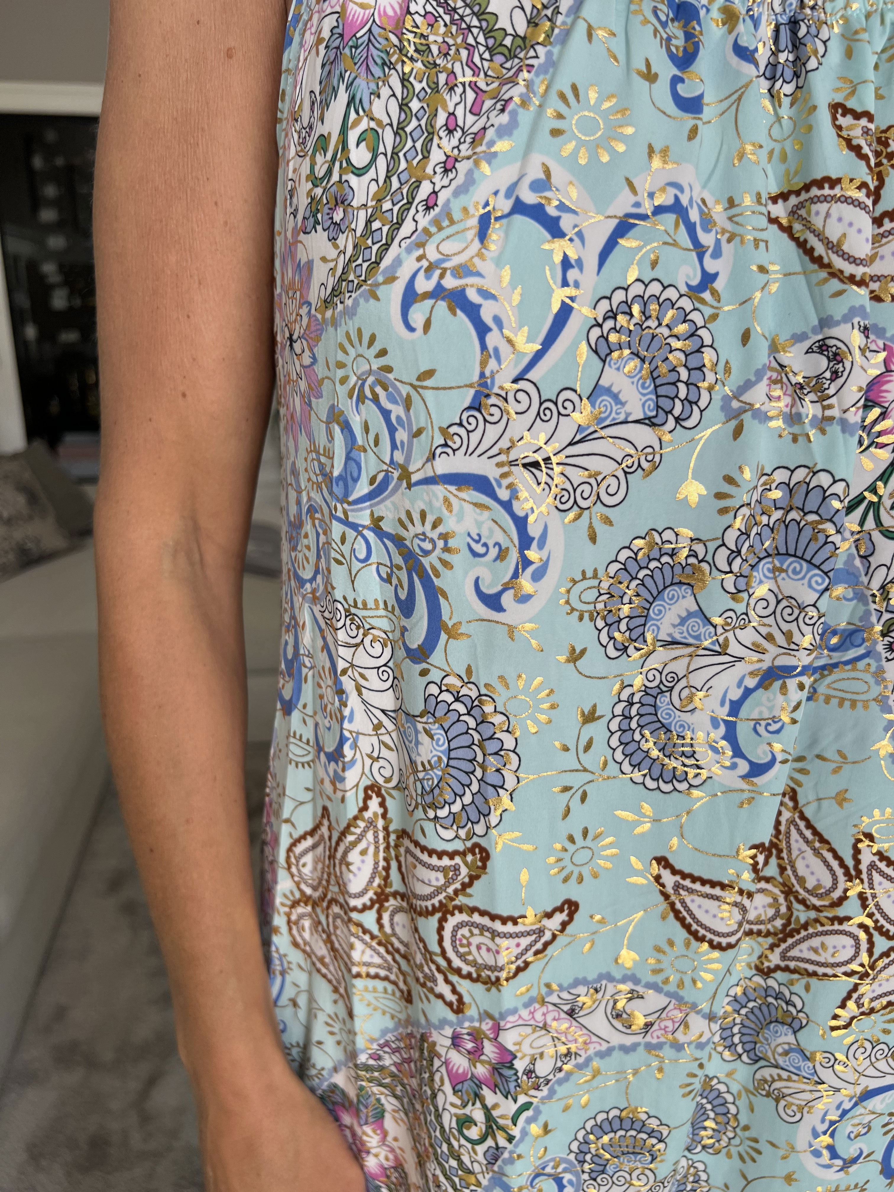 Asta Paisley - Elastisk stropkjole med mønster og guld detaljer