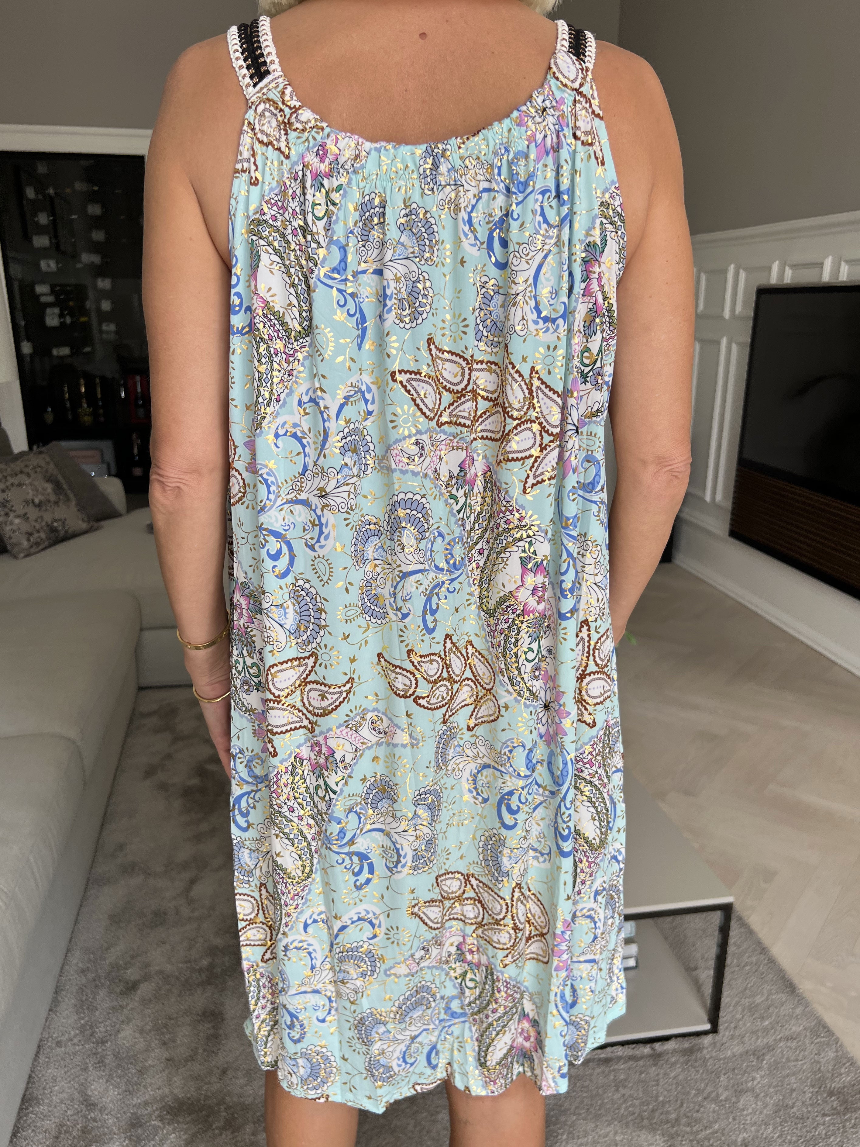 Asta Paisley - Elastisk stropkjole med mønster og guld detaljer