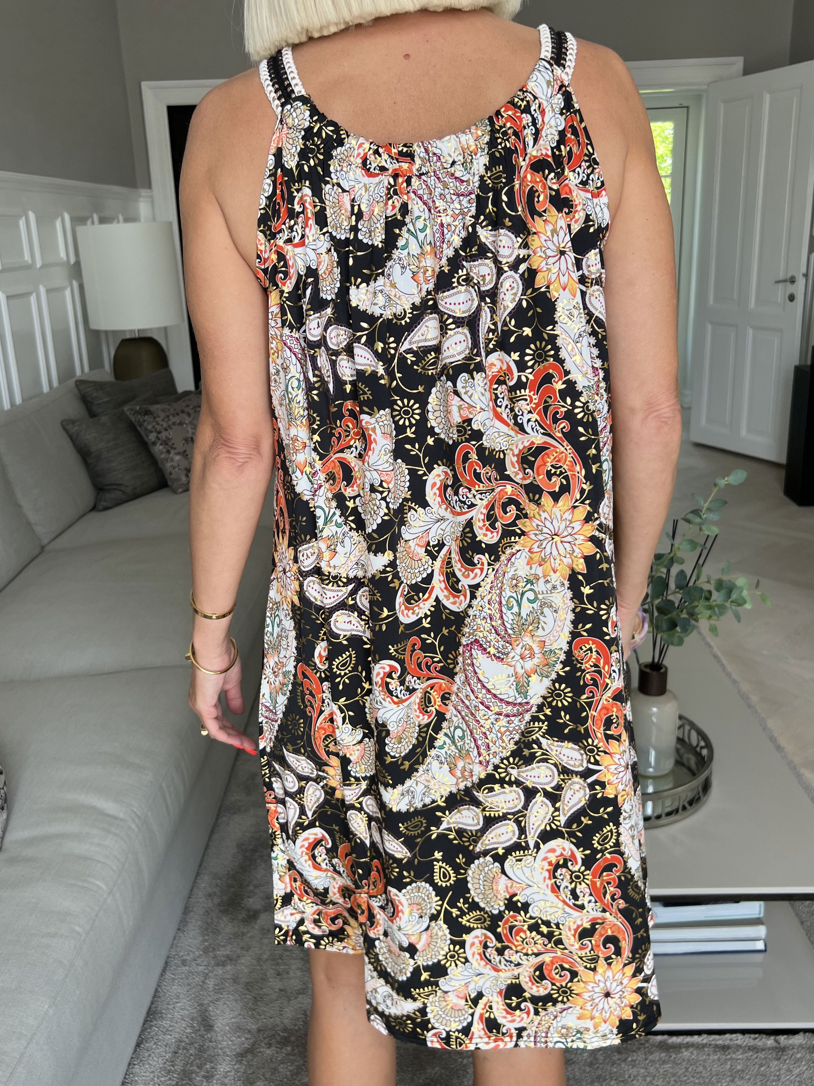 Asta Paisley - Elastisk stropkjole med mønster og guld detaljer