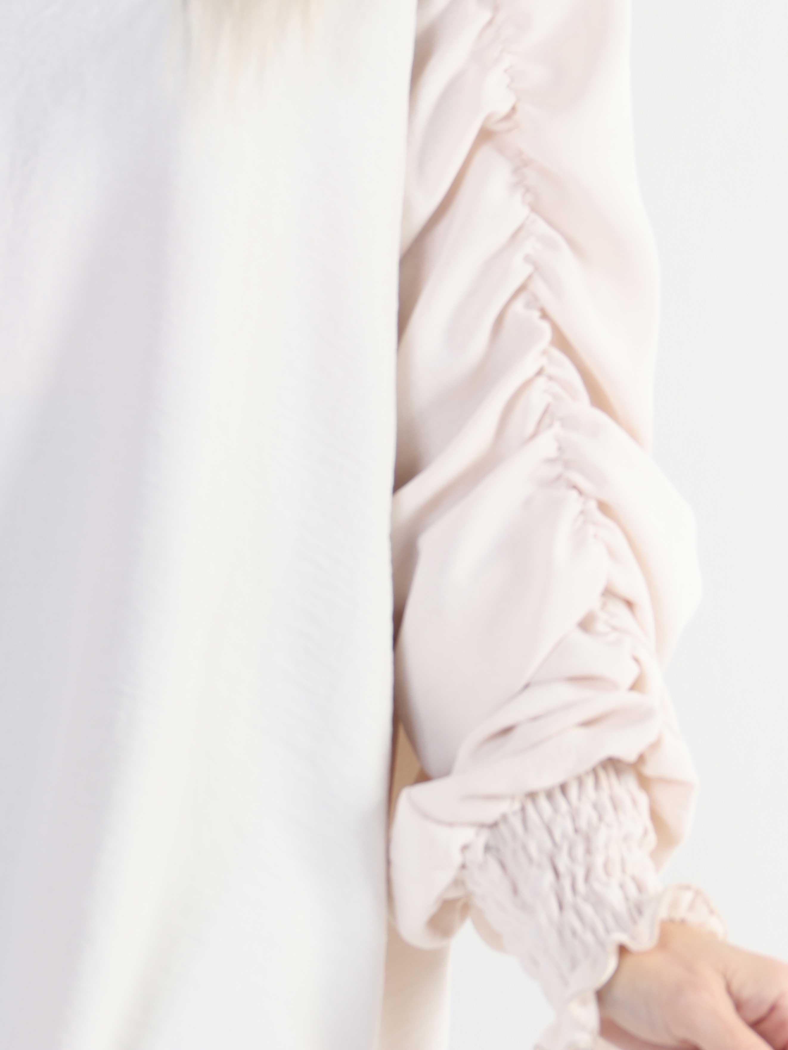 Athena - Lang plus size skjorte med rynk på ærmerne