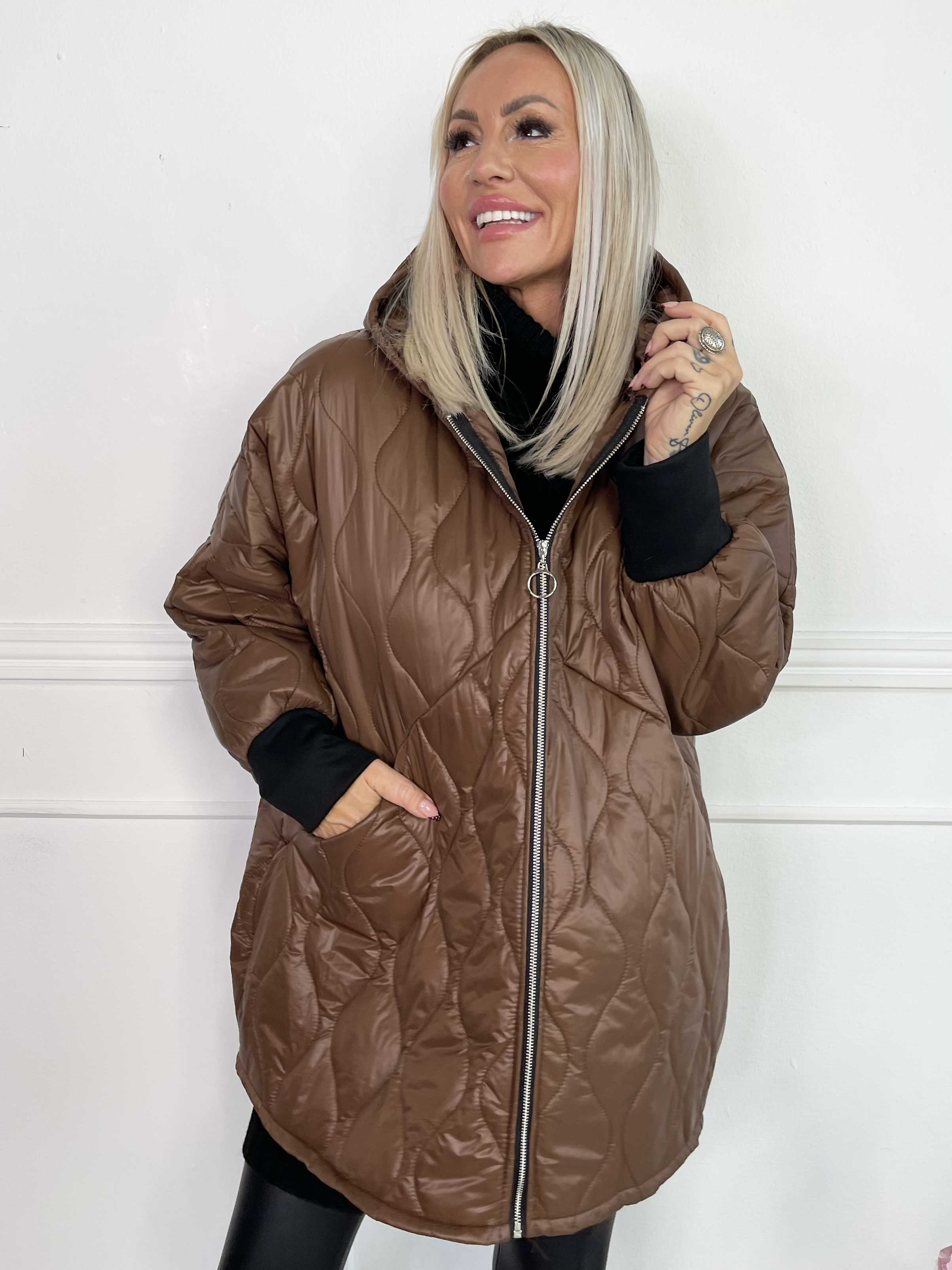 Augusta - Quiltet overgangsjakke med hætte og lynlås