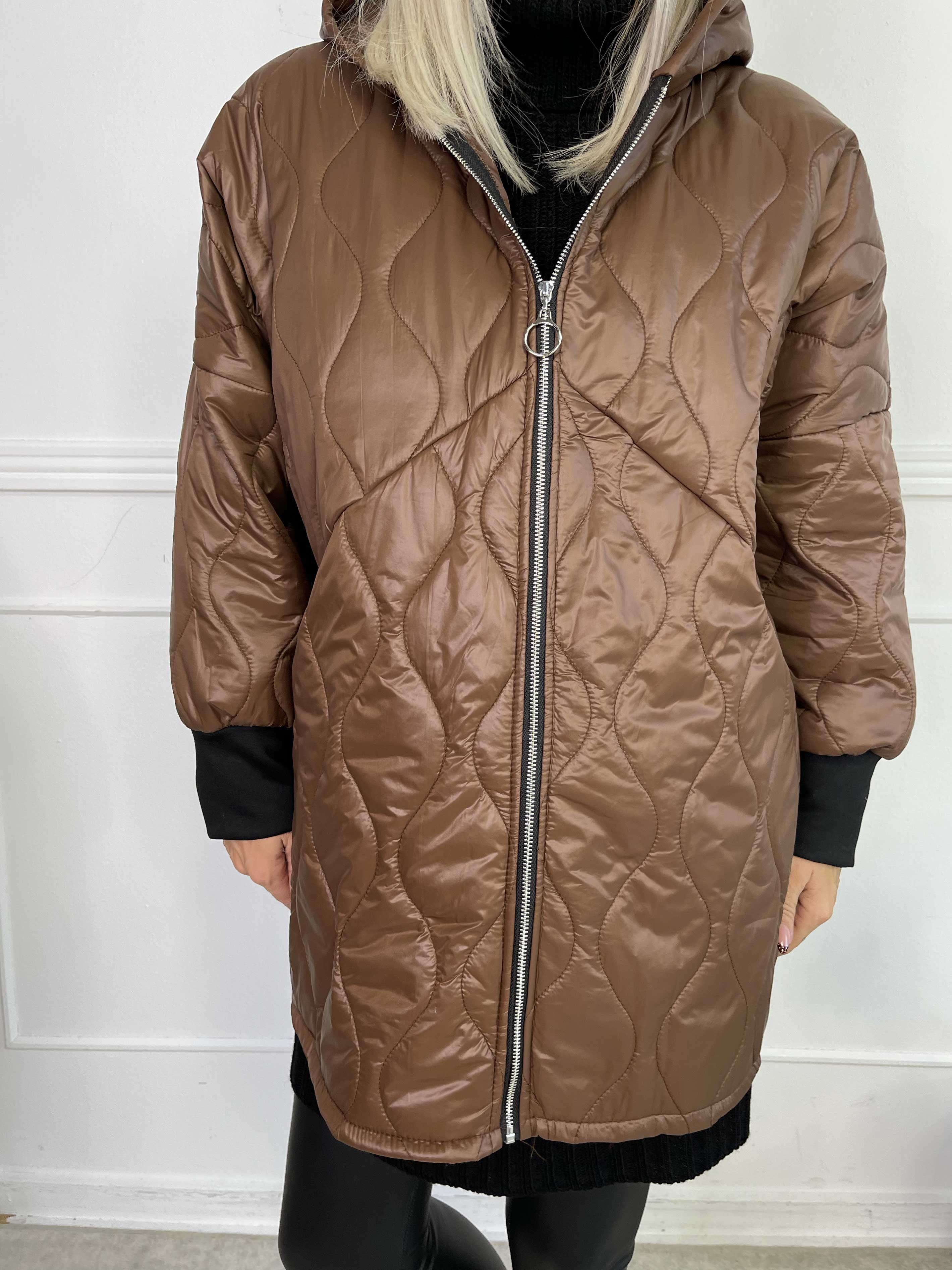 Augusta - Quiltet overgangsjakke med hætte og lynlås