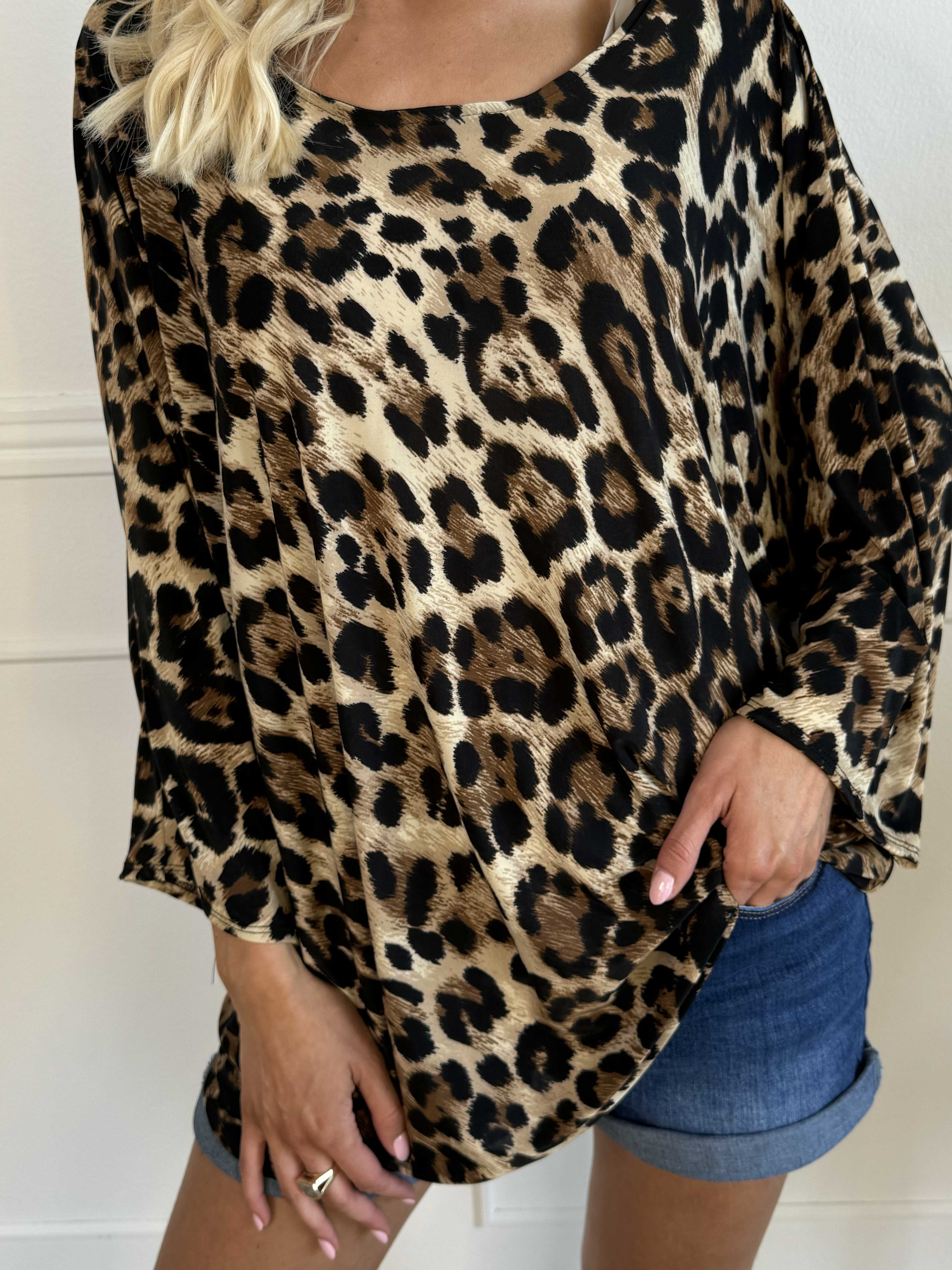 Augustine - Bluse i elastisk stof med flagermusærmer