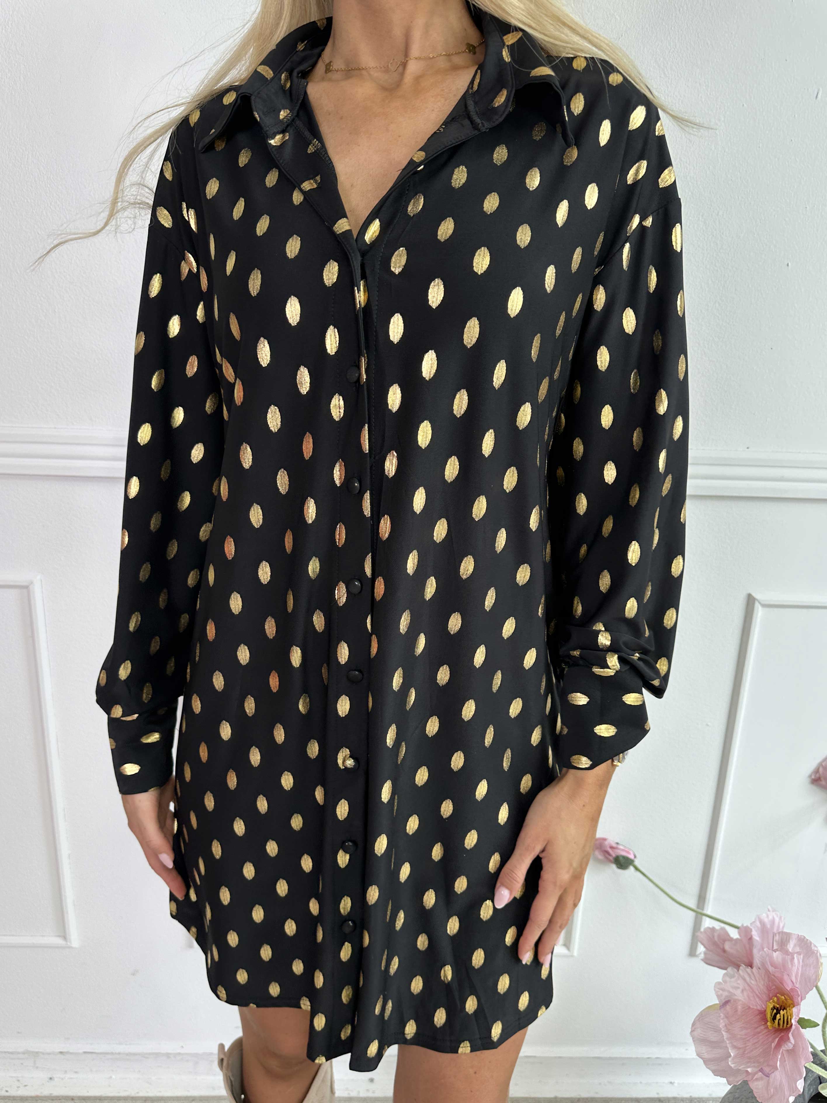 Belinda - Skjortekjole detaljeret med guld dutter