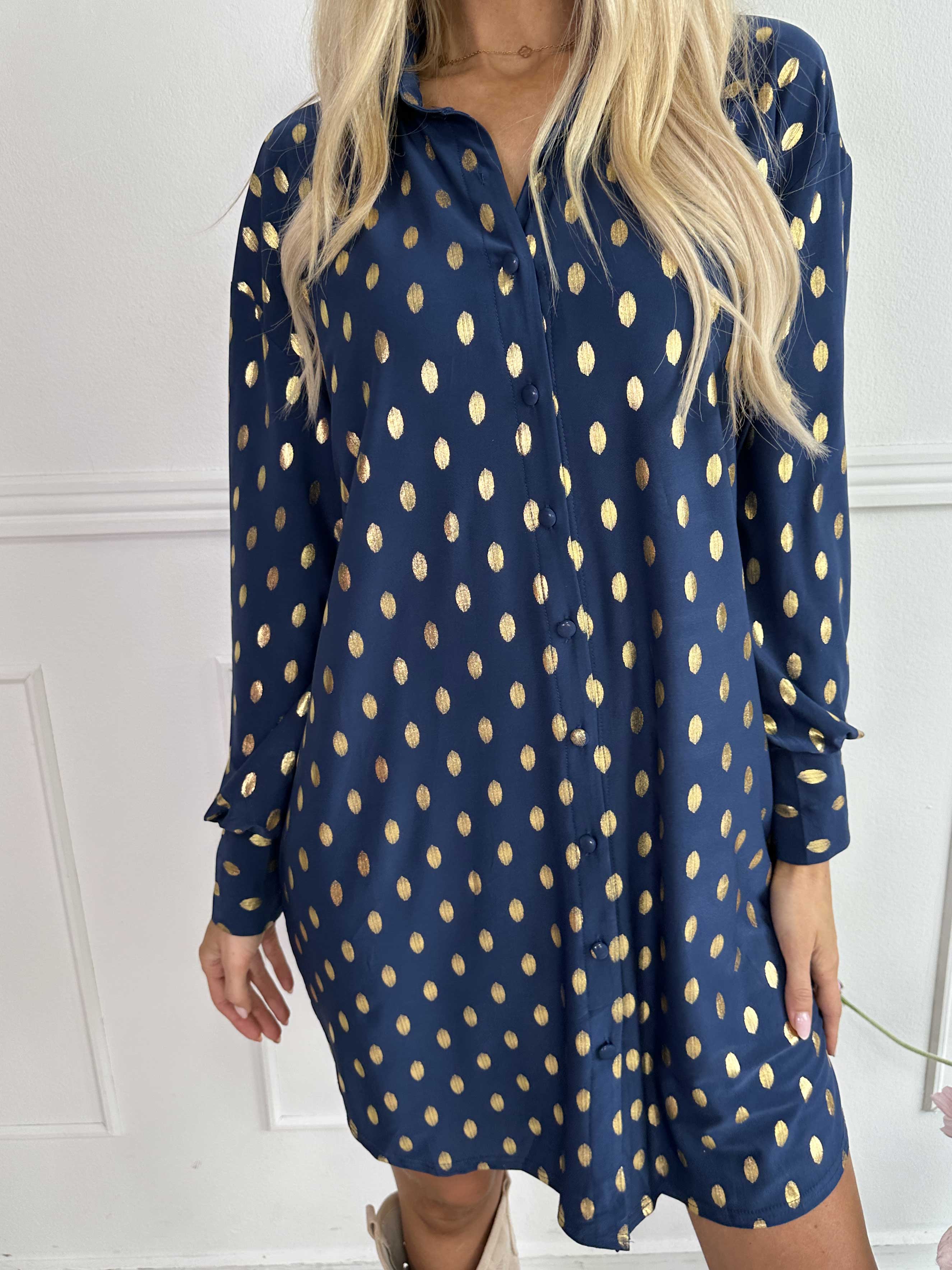 Belinda - Skjortekjole detaljeret med guld dutter