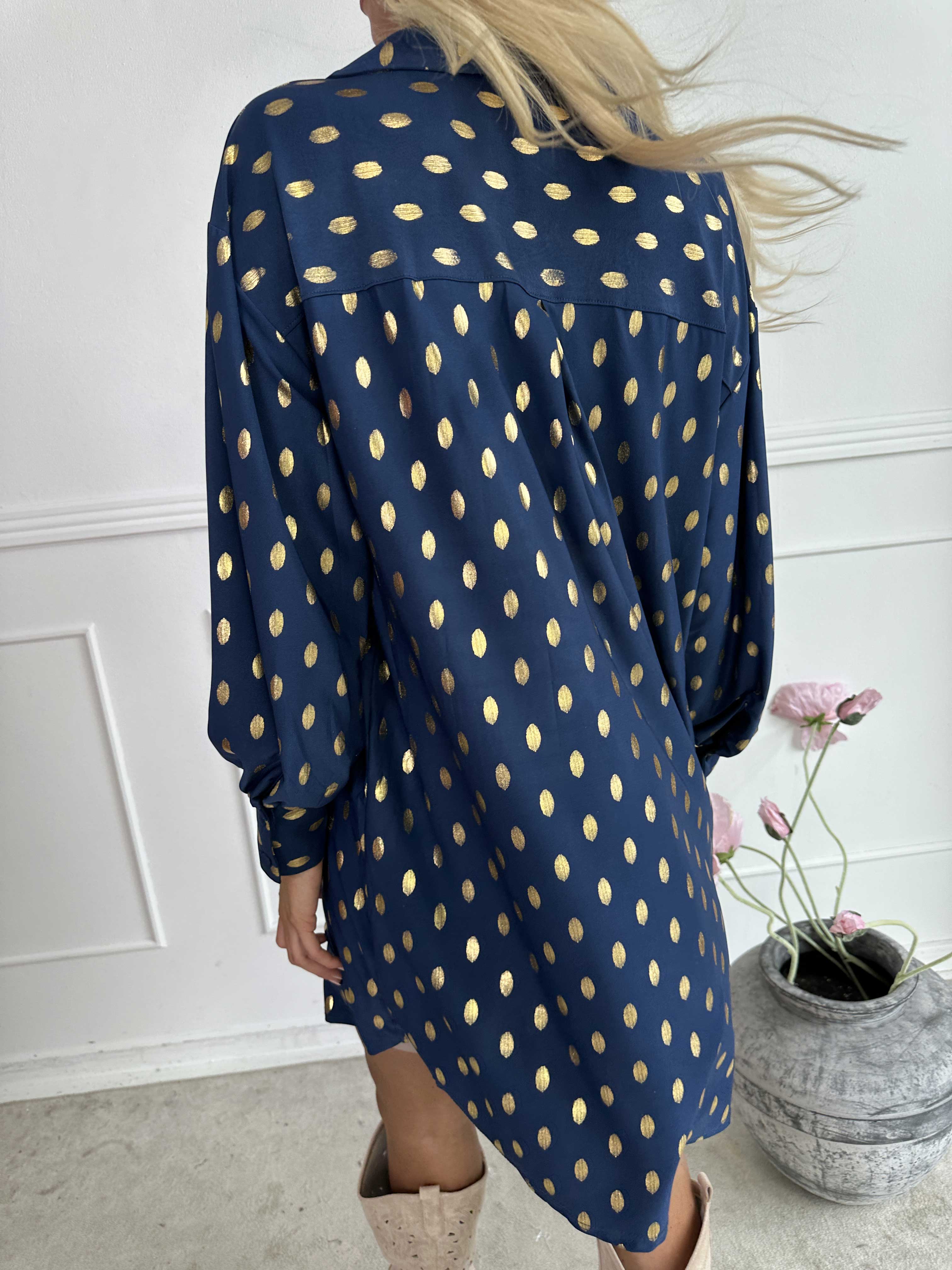 Belinda - Skjortekjole detaljeret med guld dutter