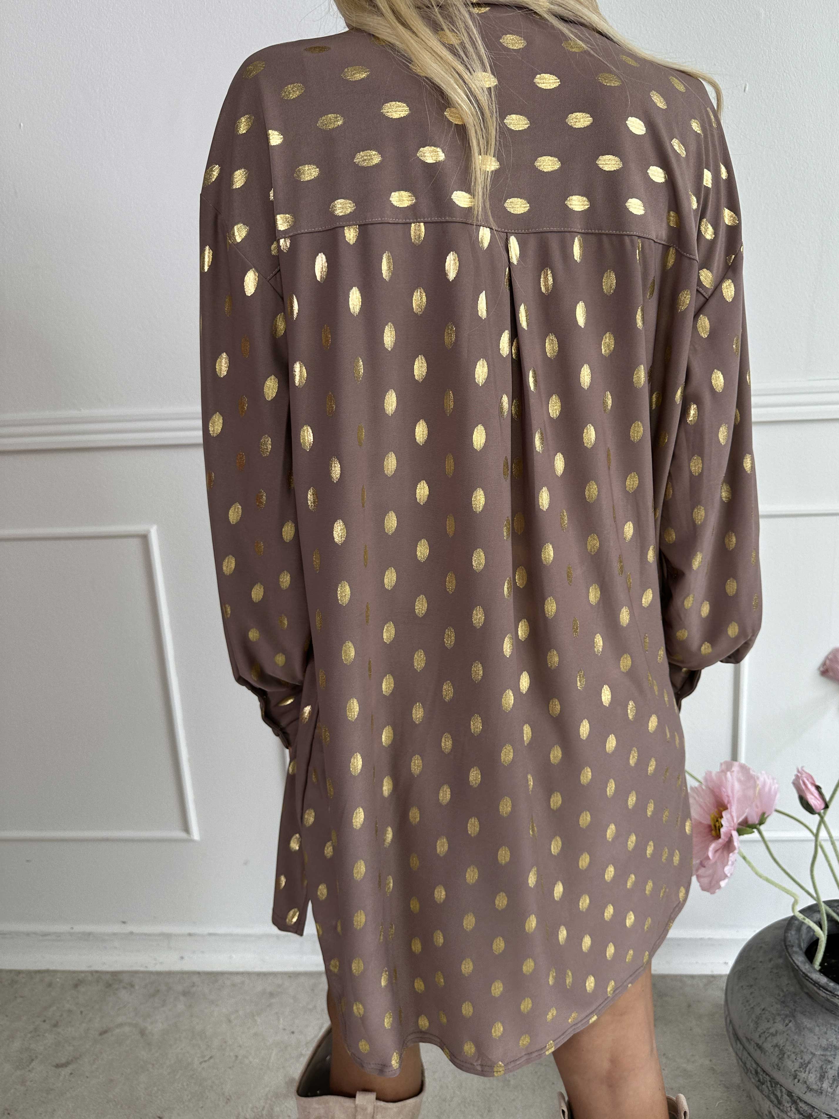 Belinda - Skjortekjole detaljeret med guld dutter