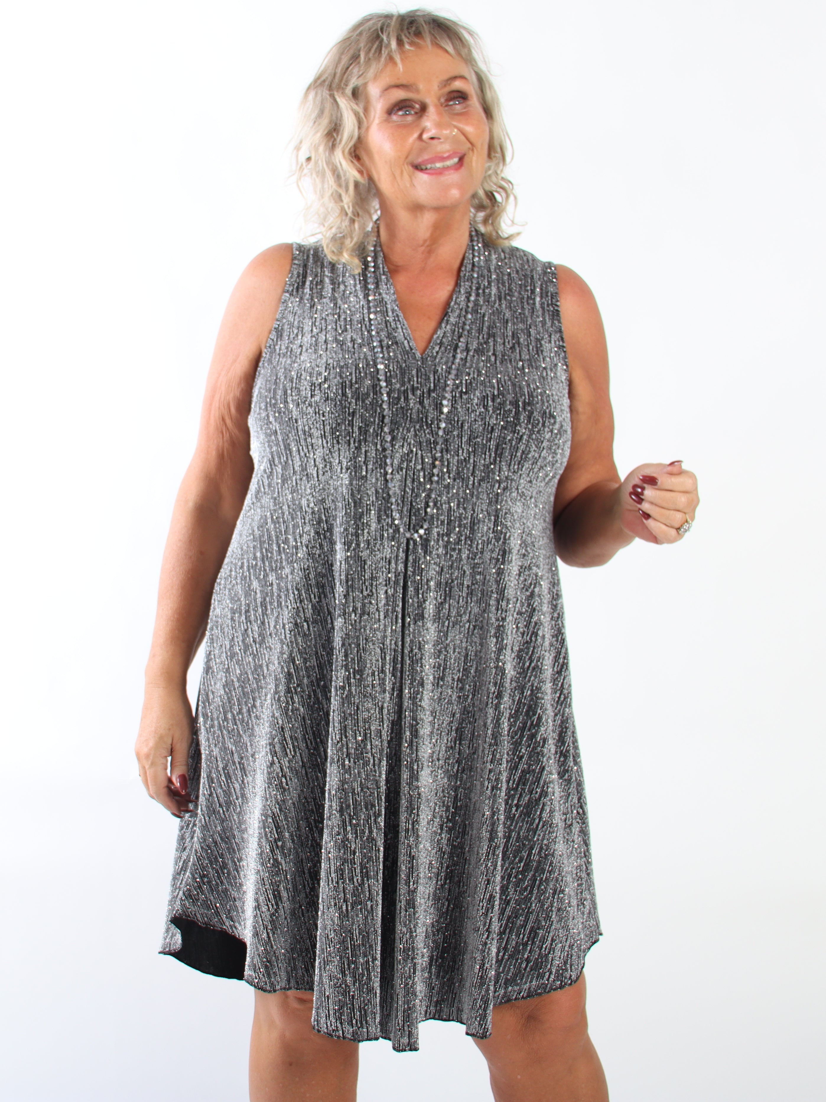 Bibbiana - Stretchy plus size kjole med glitrende glimmertråde og fine similisten