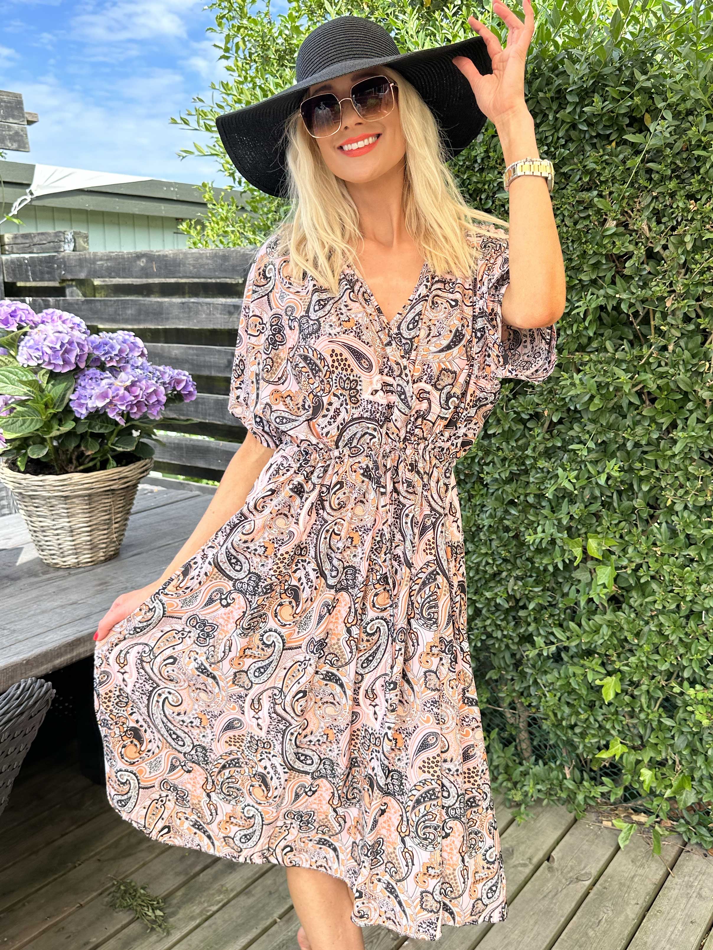 Cali - Sød kjole i viskose med paisley mønster og bindebånd