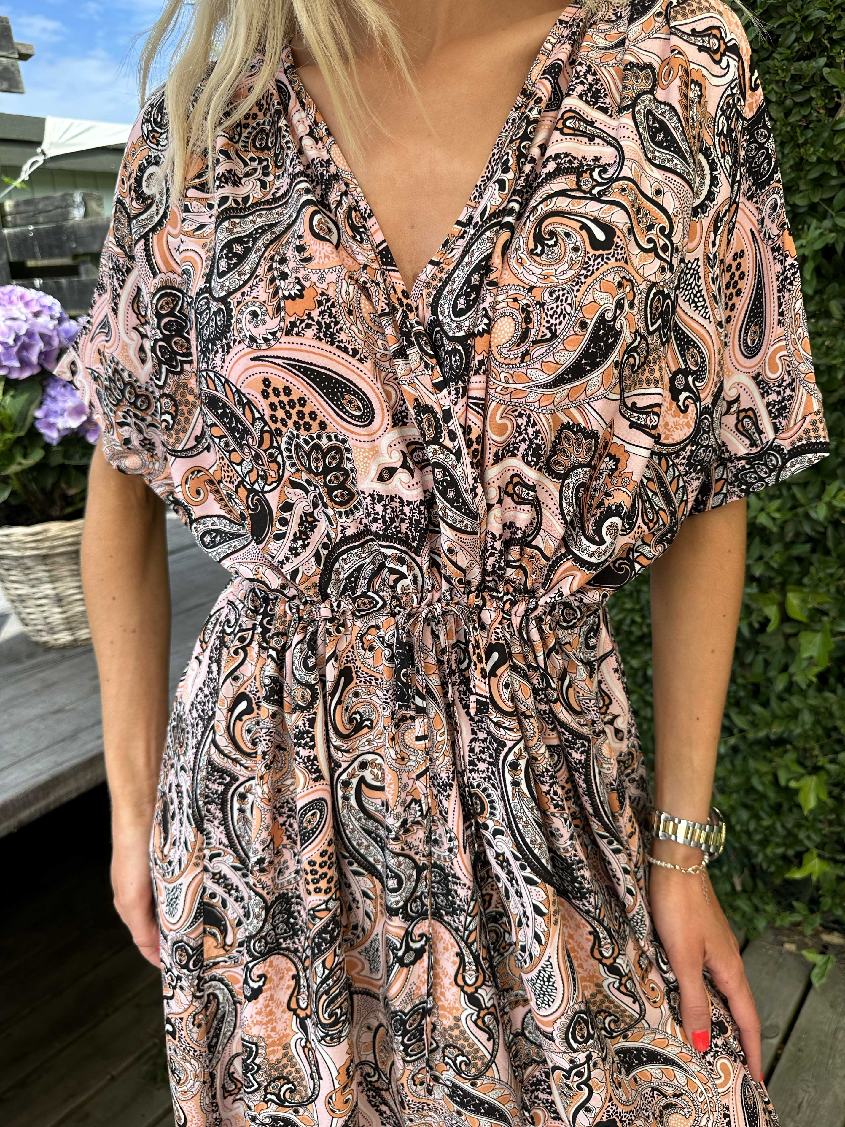 Cali - Sød kjole i viskose med paisley mønster og bindebånd