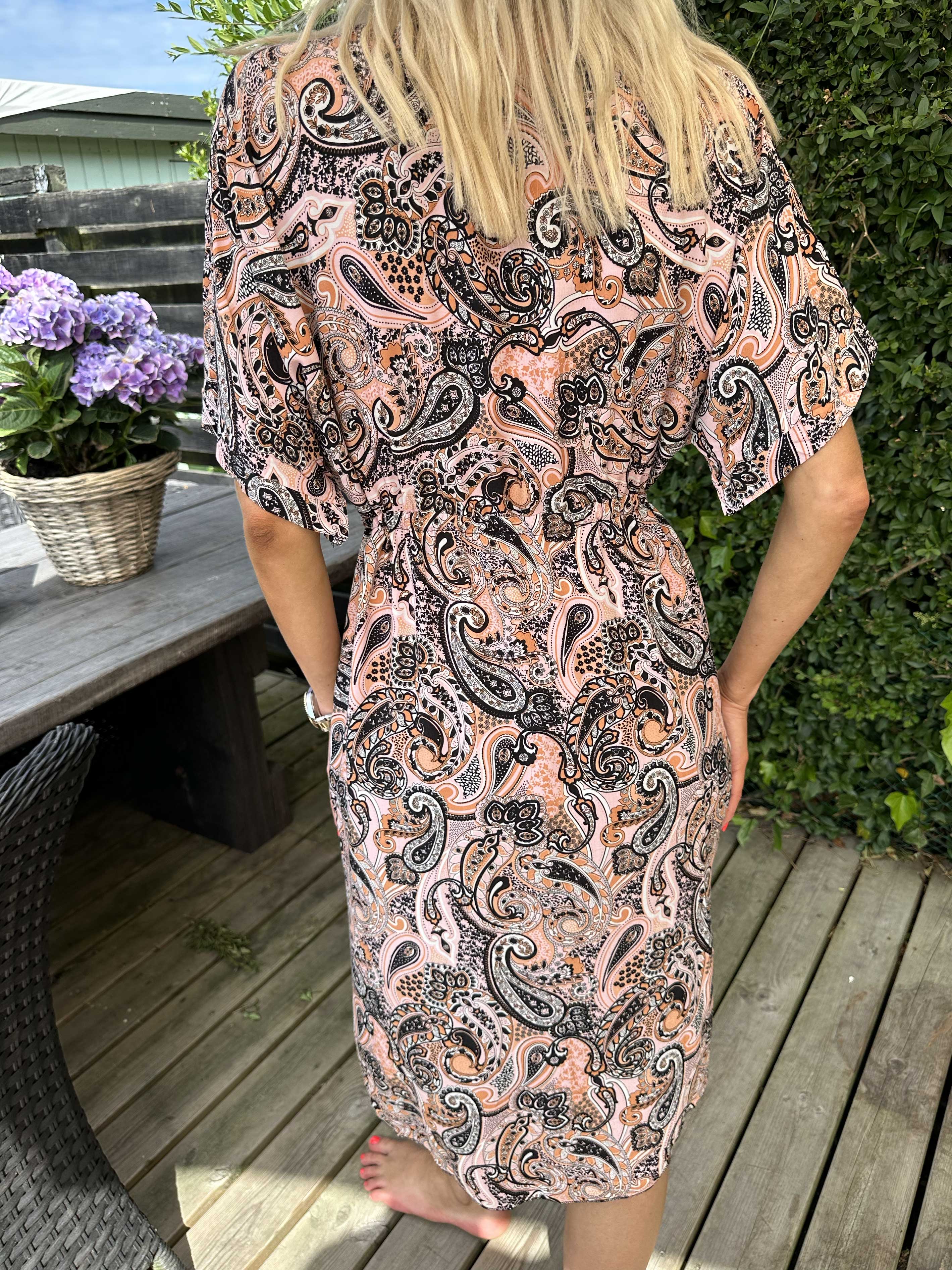 Cali - Sød kjole i viskose med paisley mønster og bindebånd