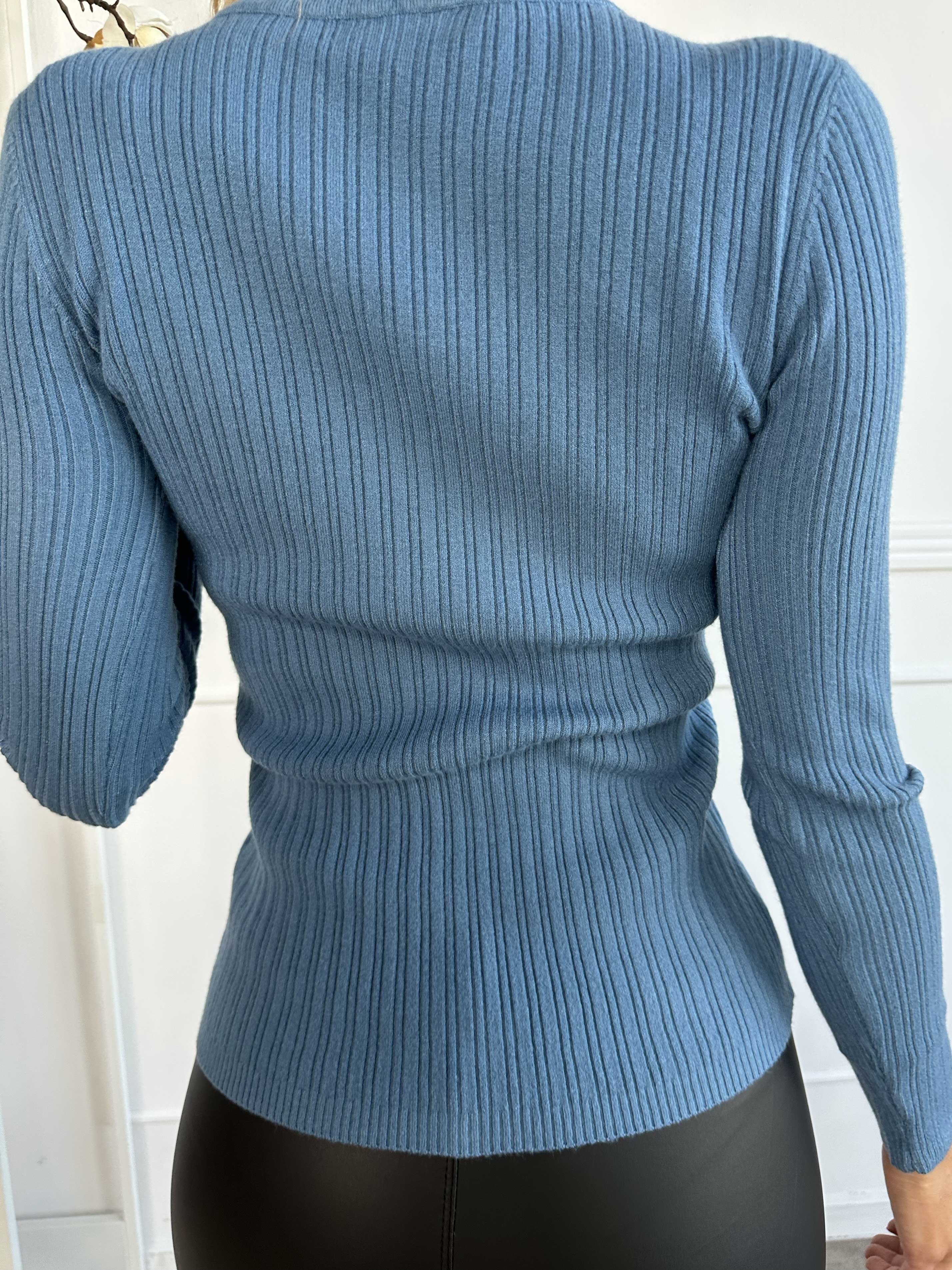 Cassy - Blød strikbluse med hvide perler