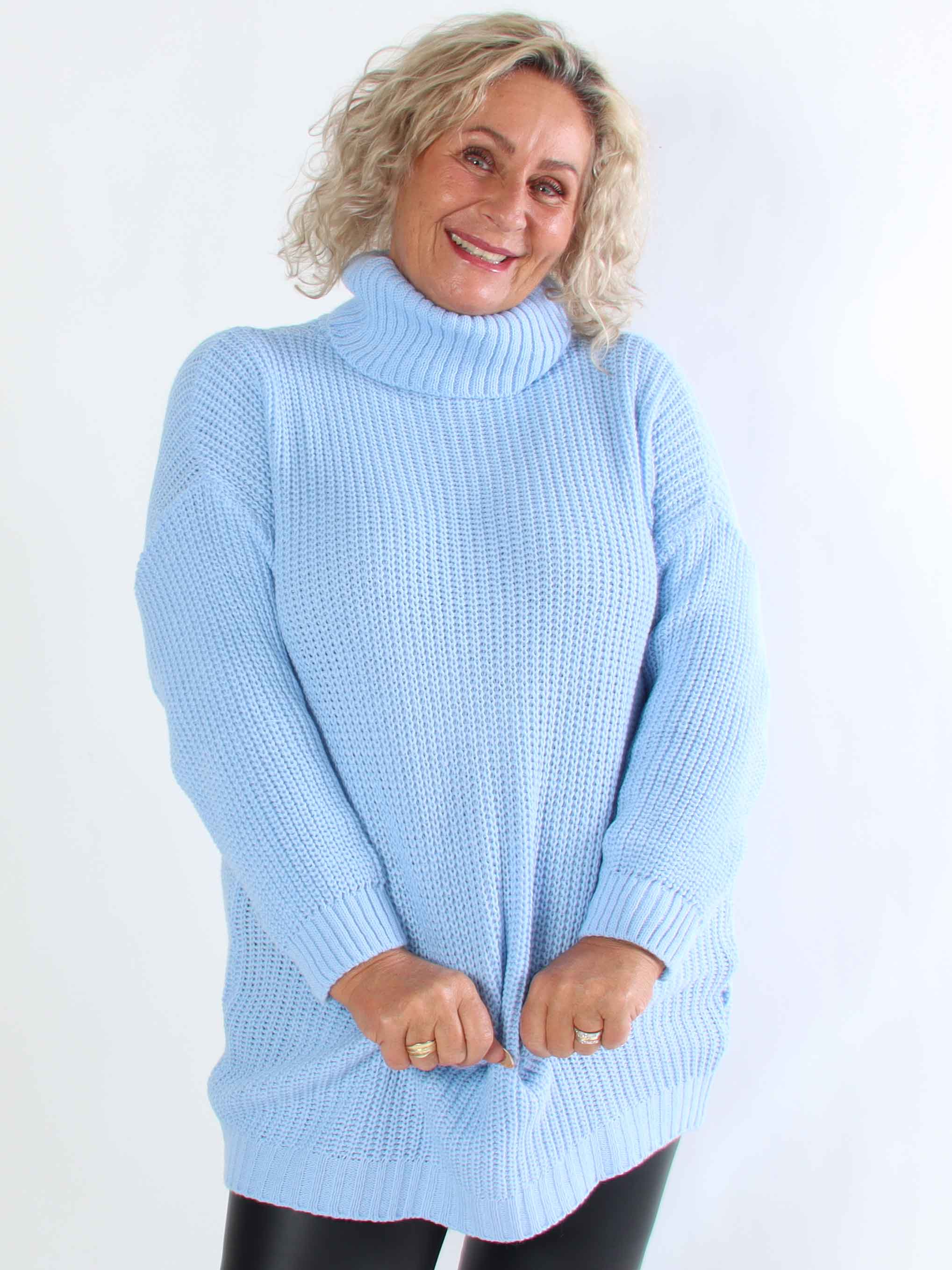 Cindy - Ensfarvet hyggelig plus size striktrøje med rullekrave