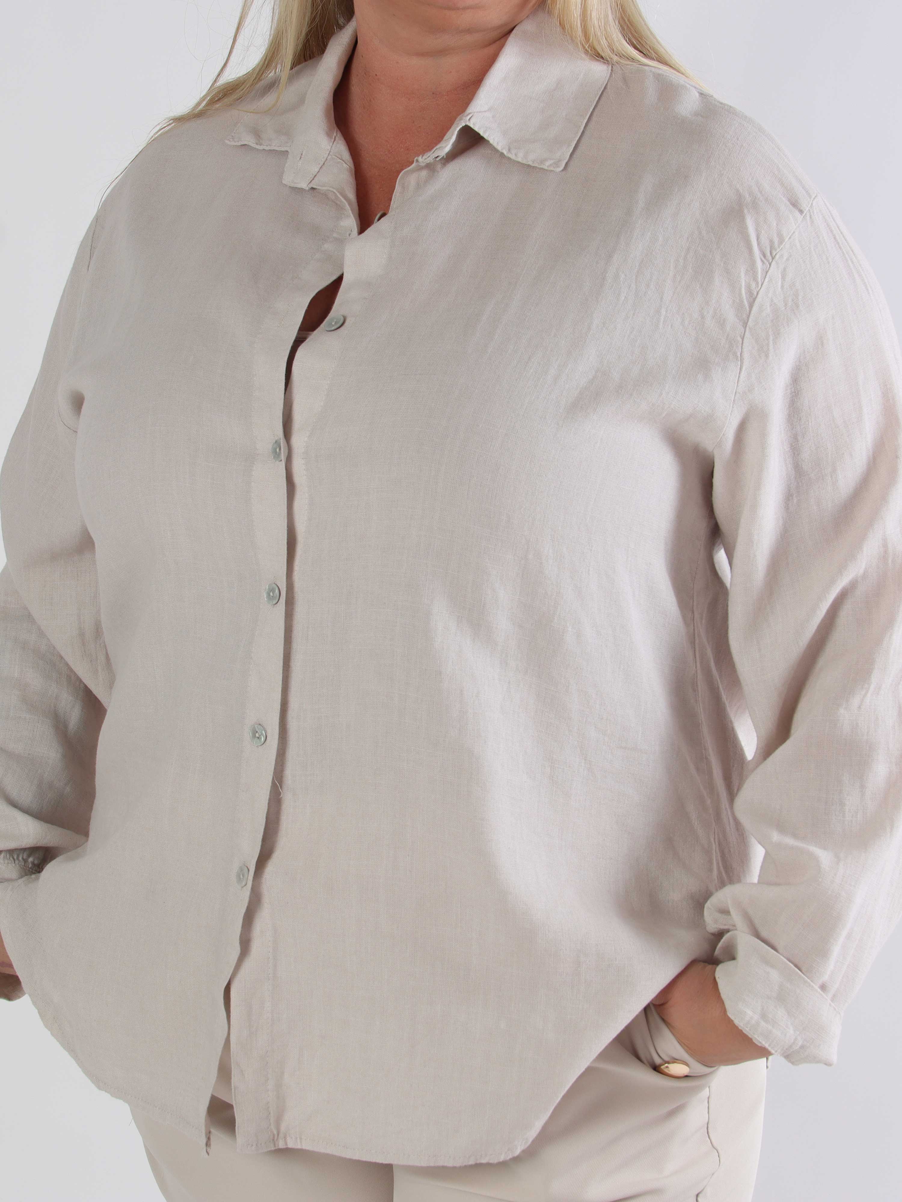 Clara Shirt - Ensfarvet plus size skjorte i viskose og hør