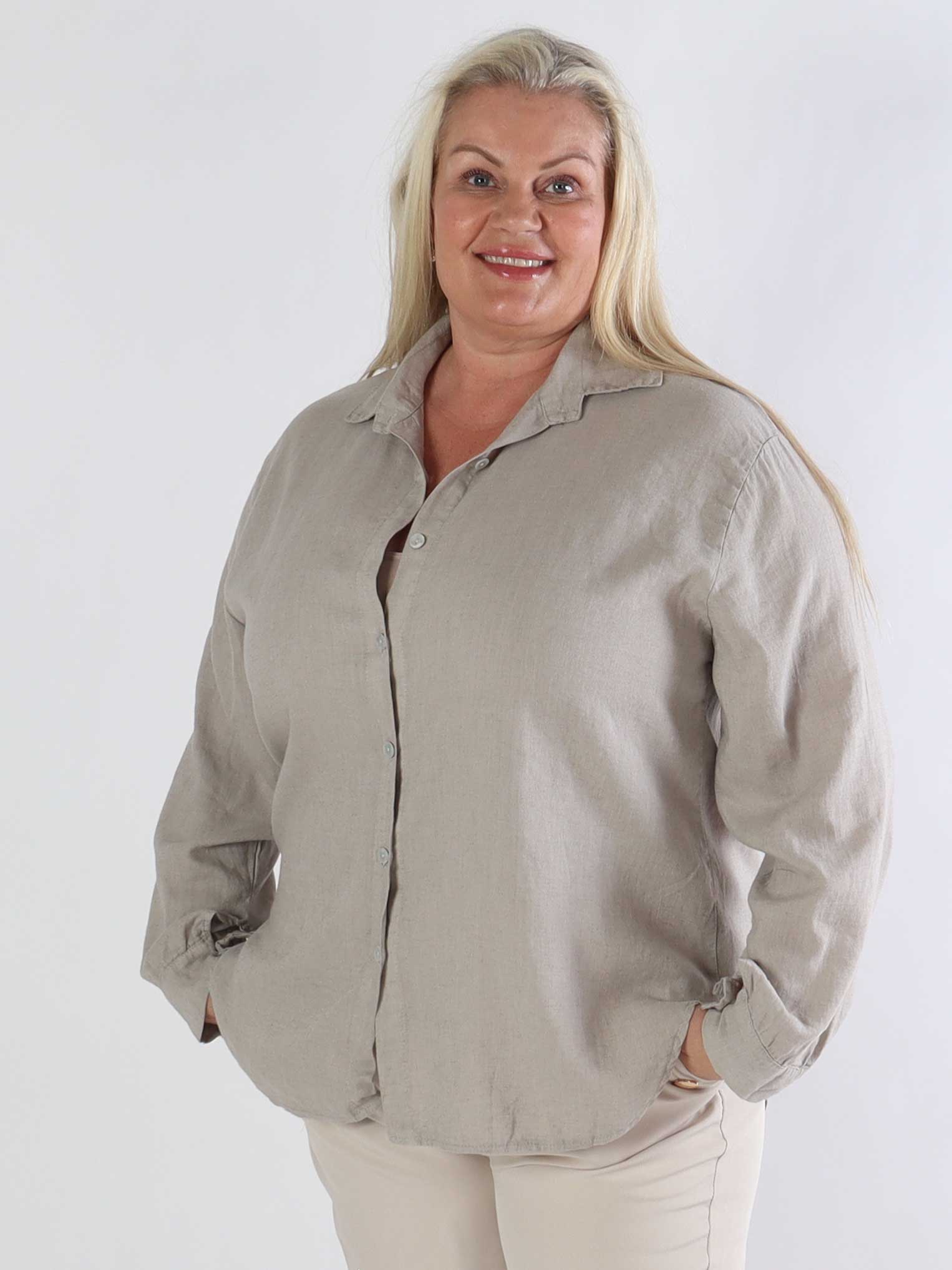 Clara Shirt - Ensfarvet plus size skjorte i viskose og hør