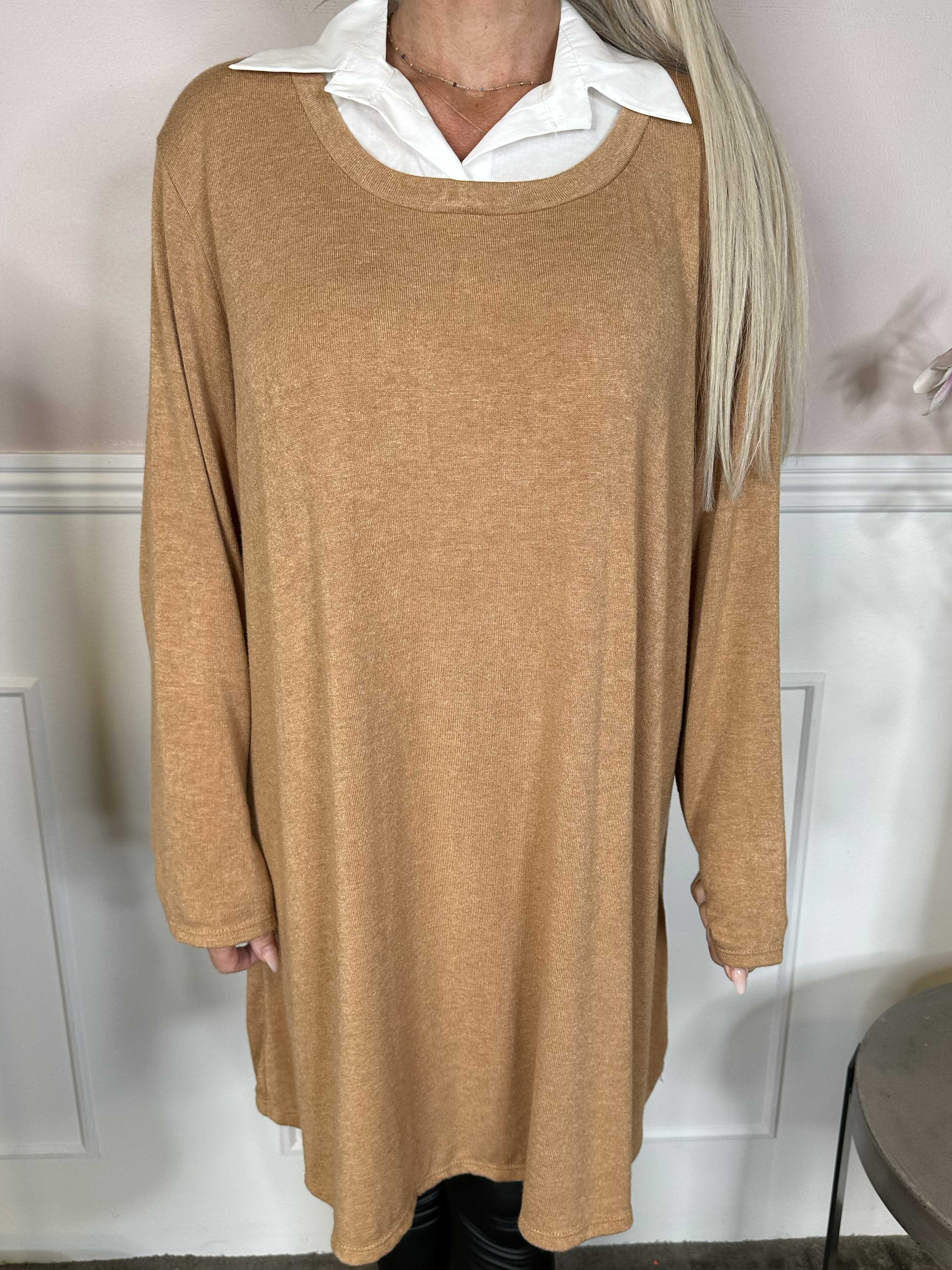 Clarita - Lang blød strikbluse med hvid skjortekrave