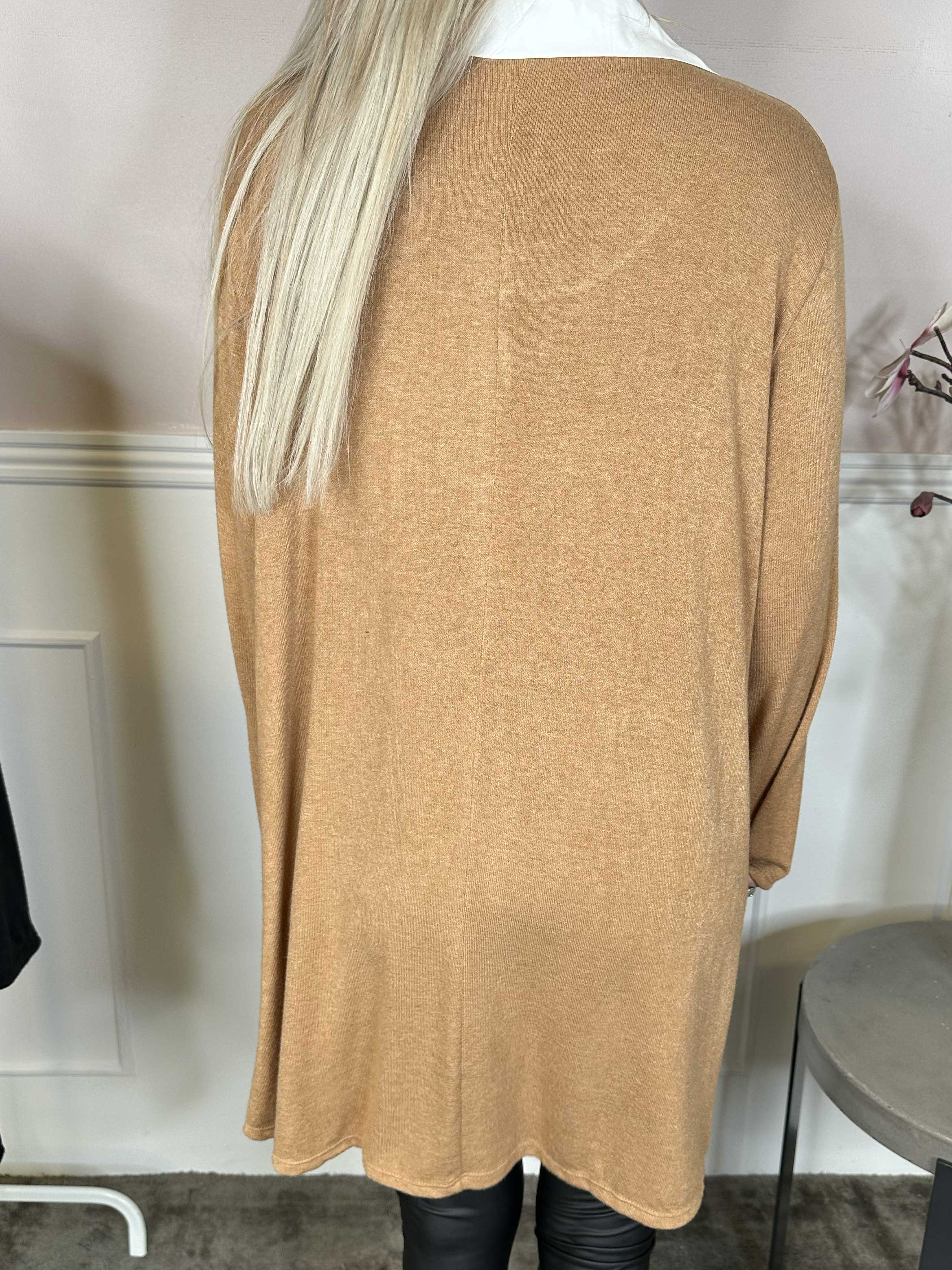 Clarita - Lang blød strikbluse med hvid skjortekrave