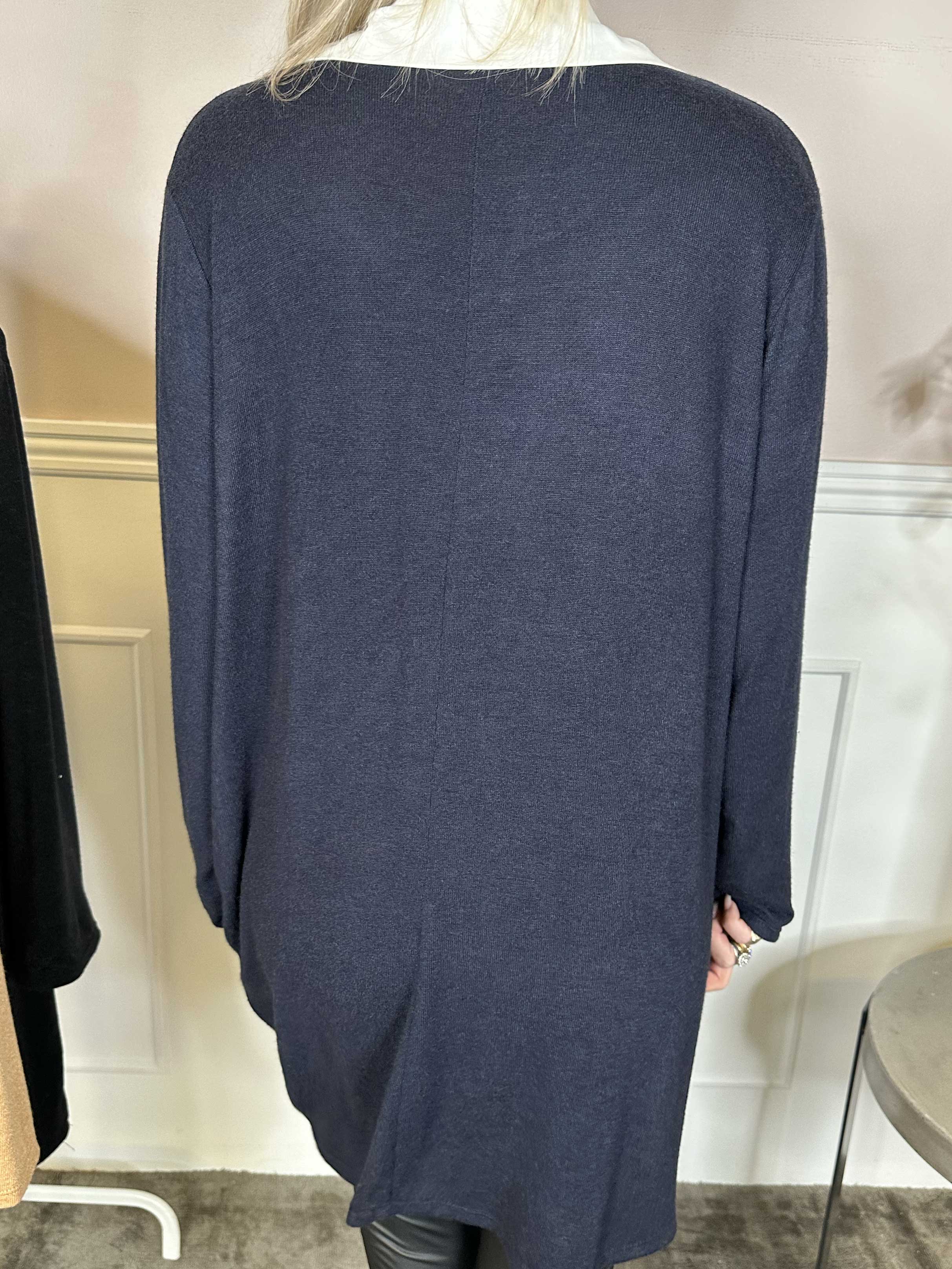 Clarita - Lang blød strikbluse med hvid skjortekrave