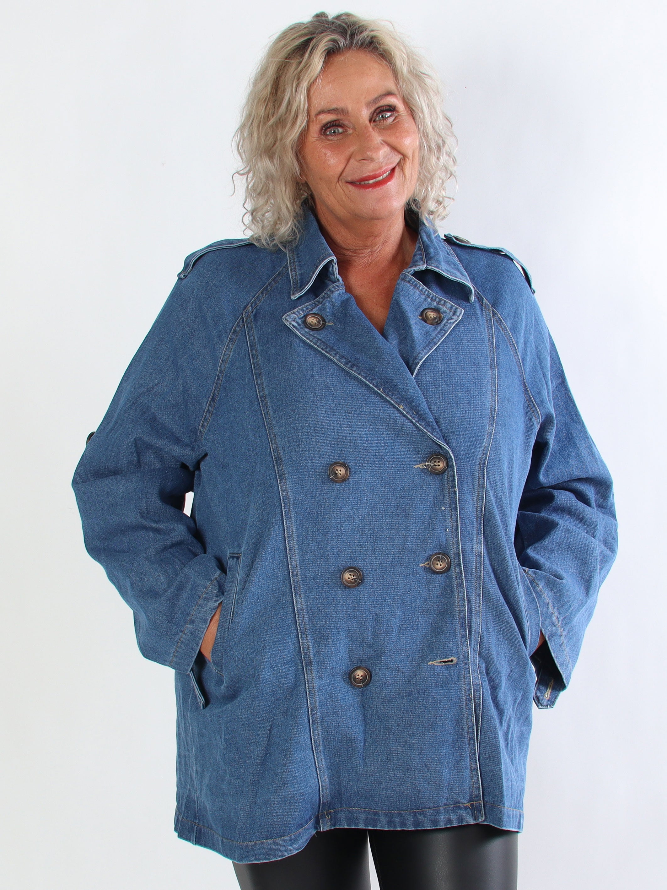Clarita - Kort trenchcoat i denim