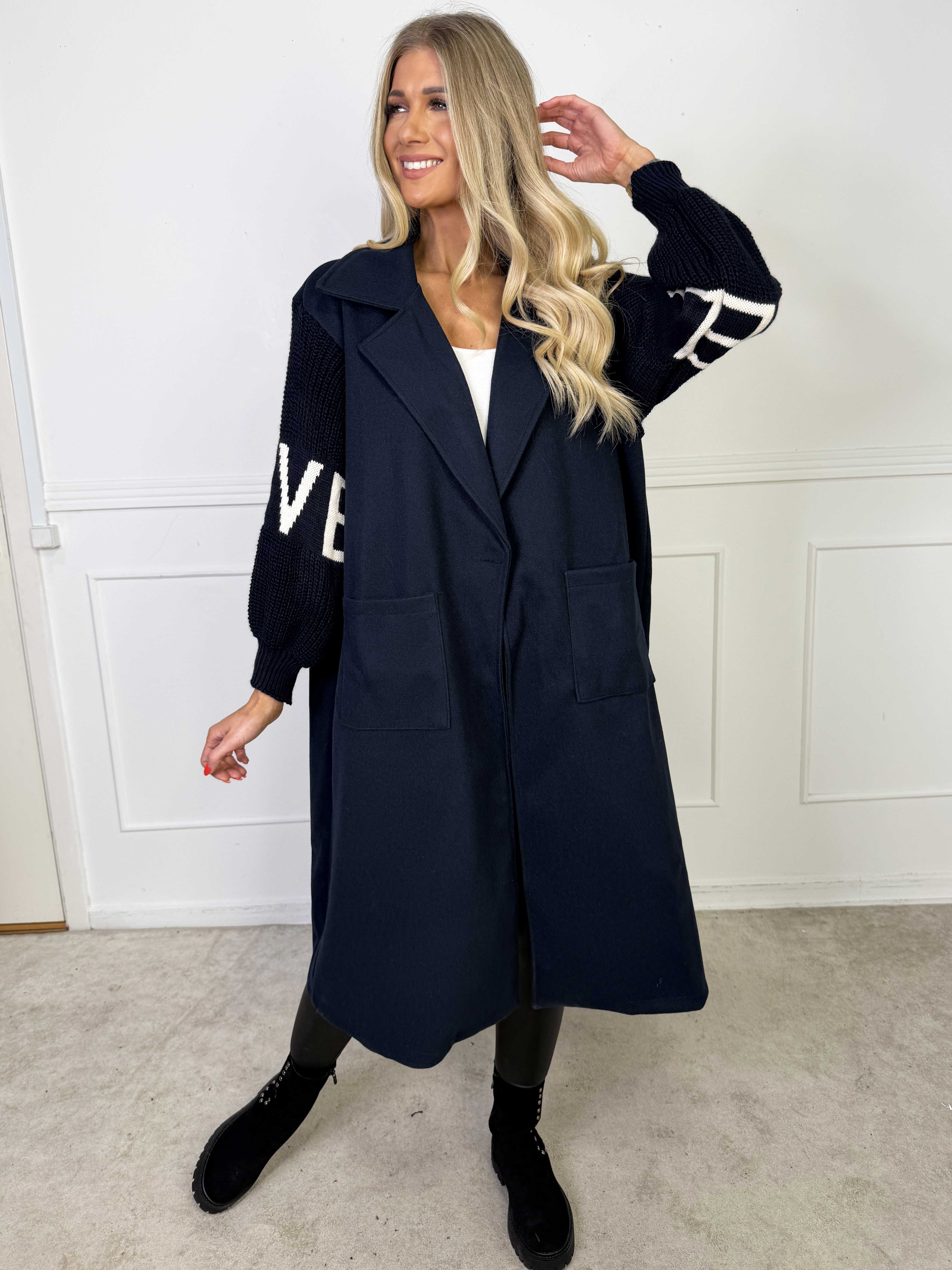 Debbie Midi - Fin frakke med strikærmer