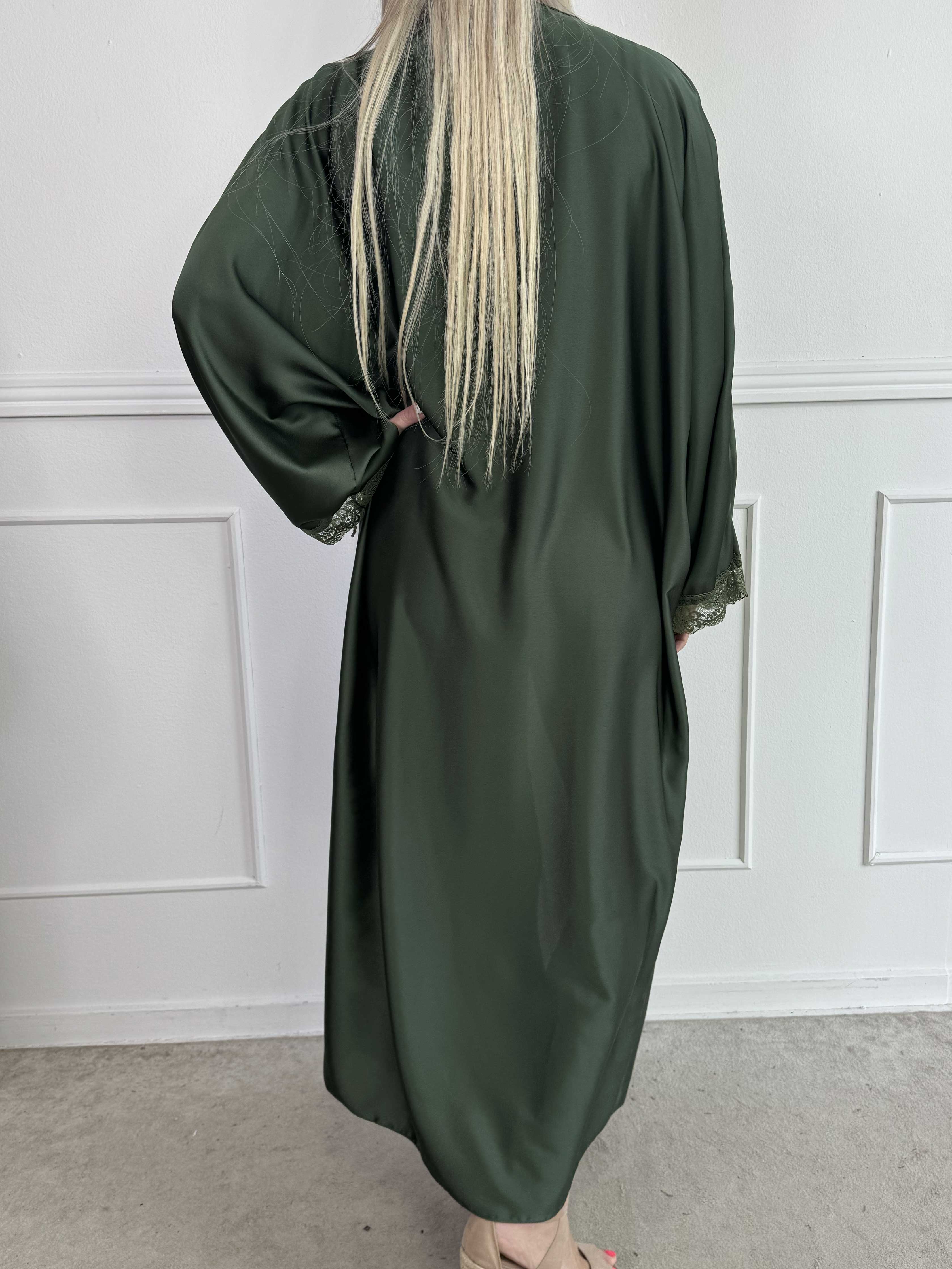 Deiene - Lang kimono i silkelook med elegant blondekant for et let og sofistikeret udtryk