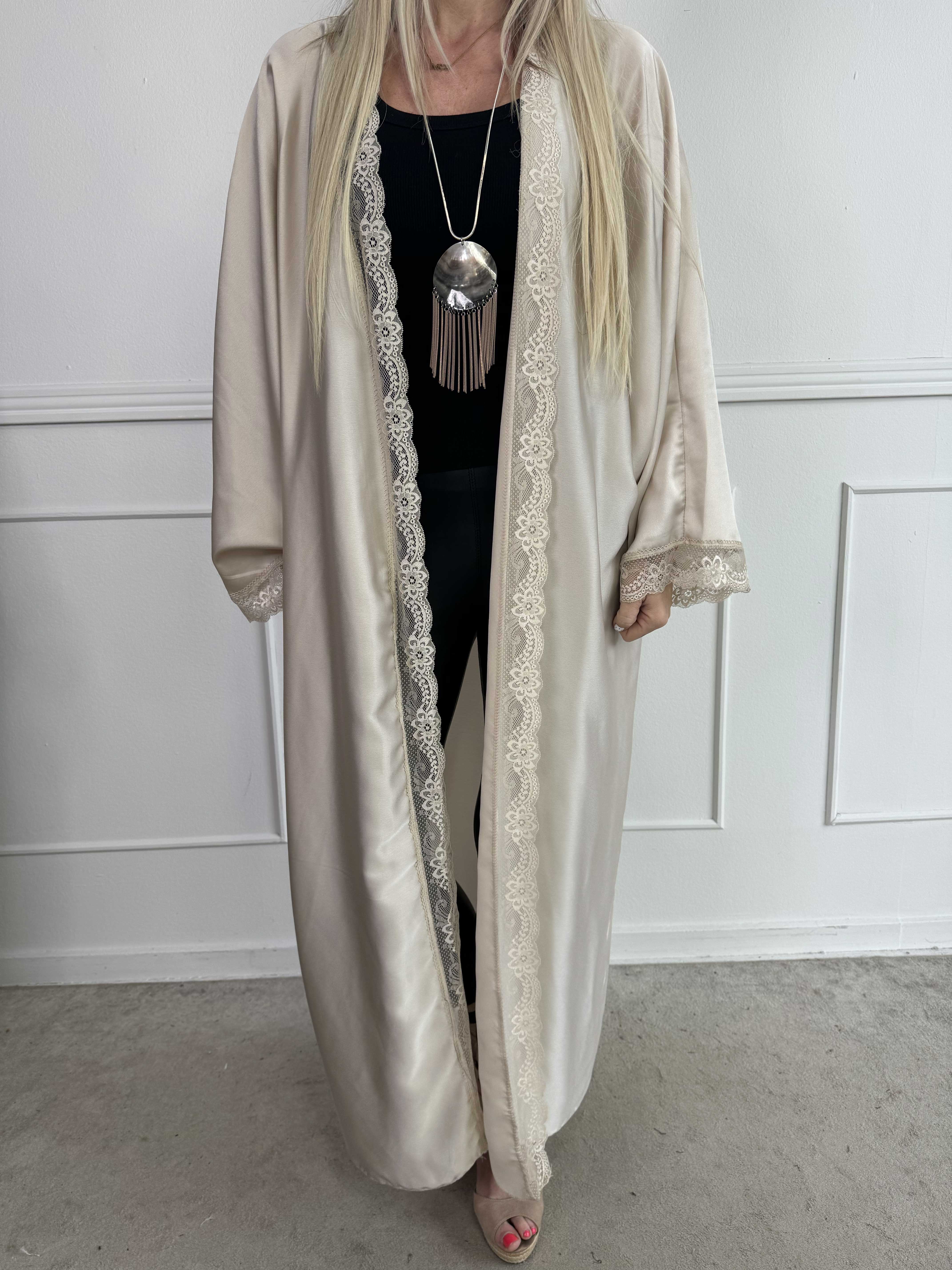 Deiene - Lang kimono i silkelook med elegant blondekant for et let og sofistikeret udtryk