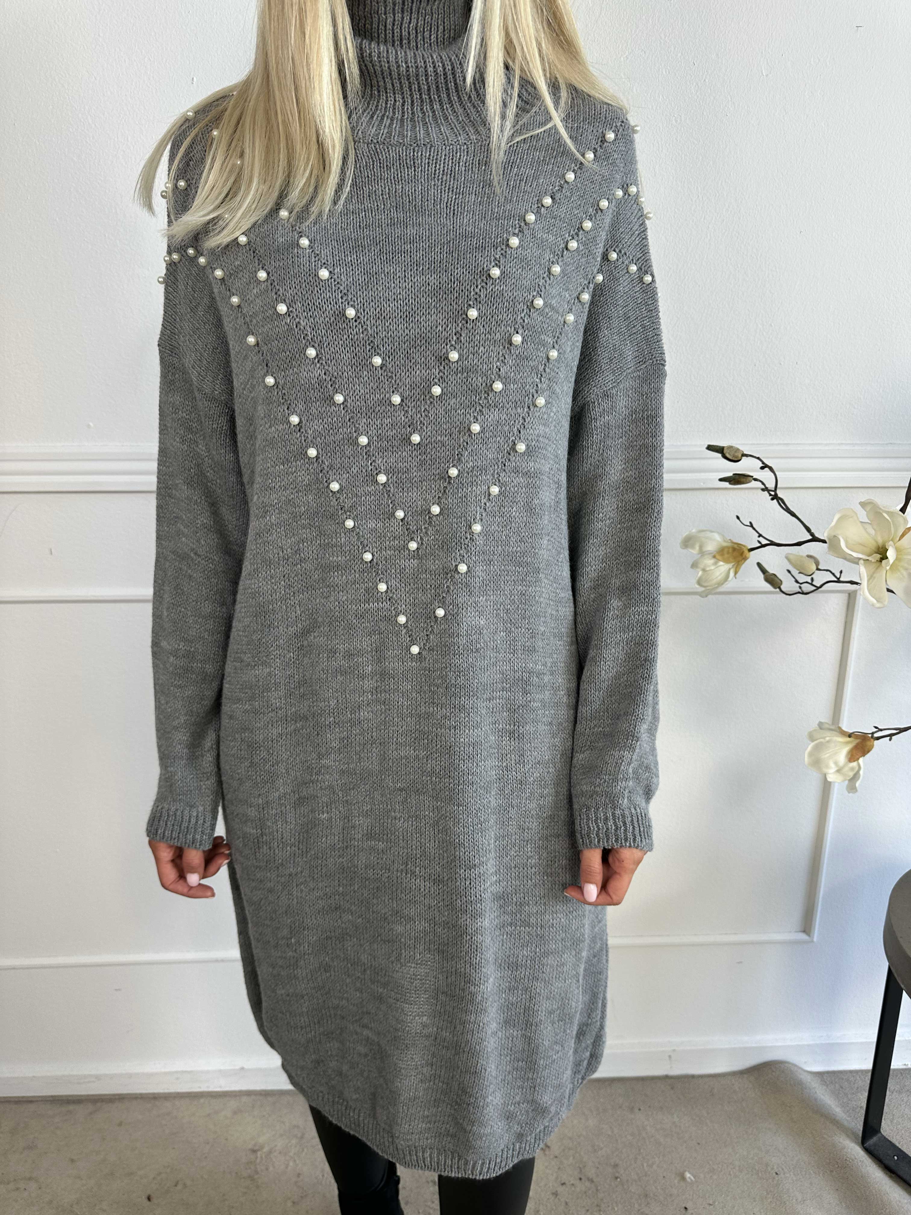 Desire - Strikkjole med turtleneck og hvide perler