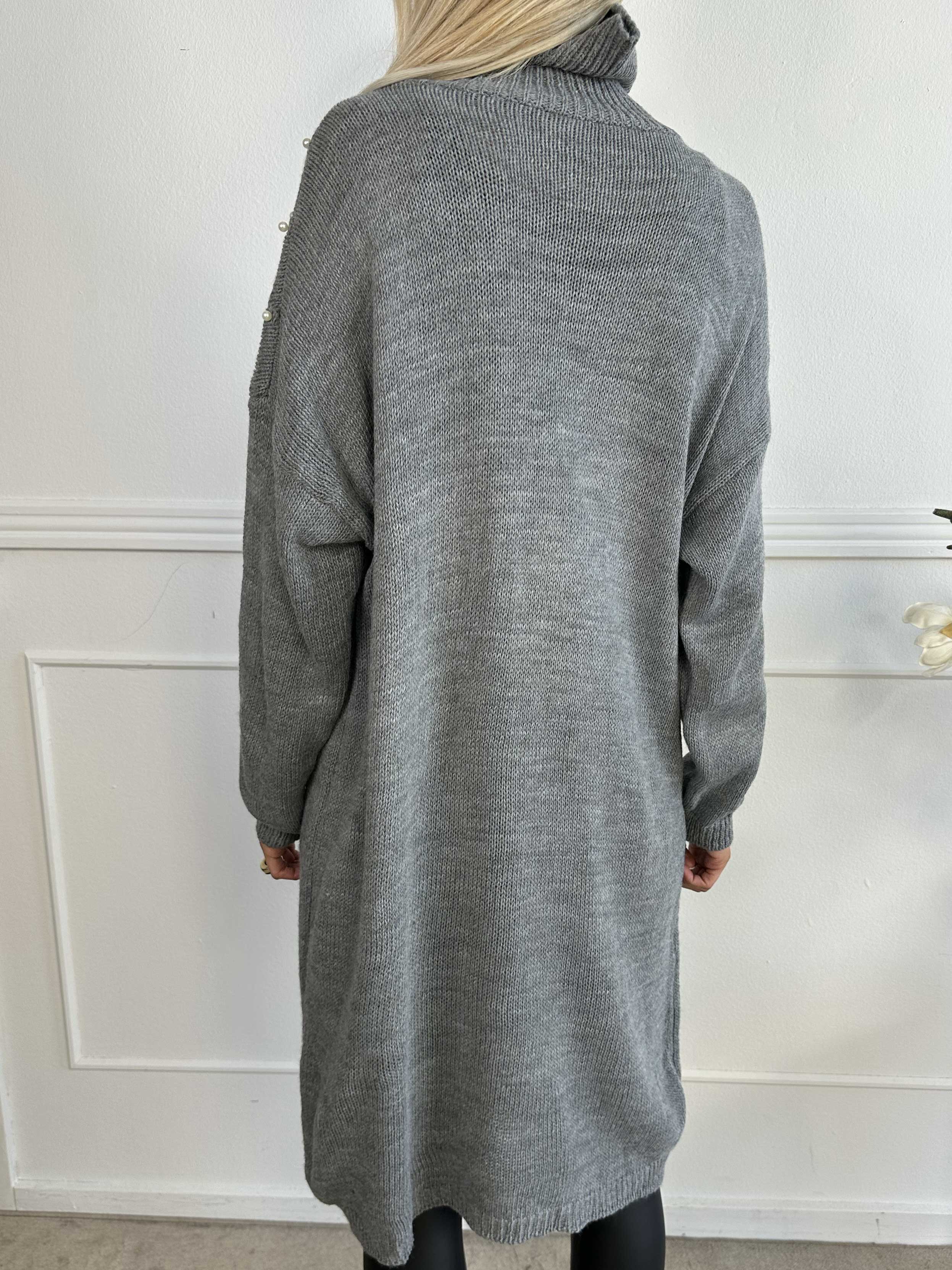 Desire - Strikkjole med turtleneck og hvide perler