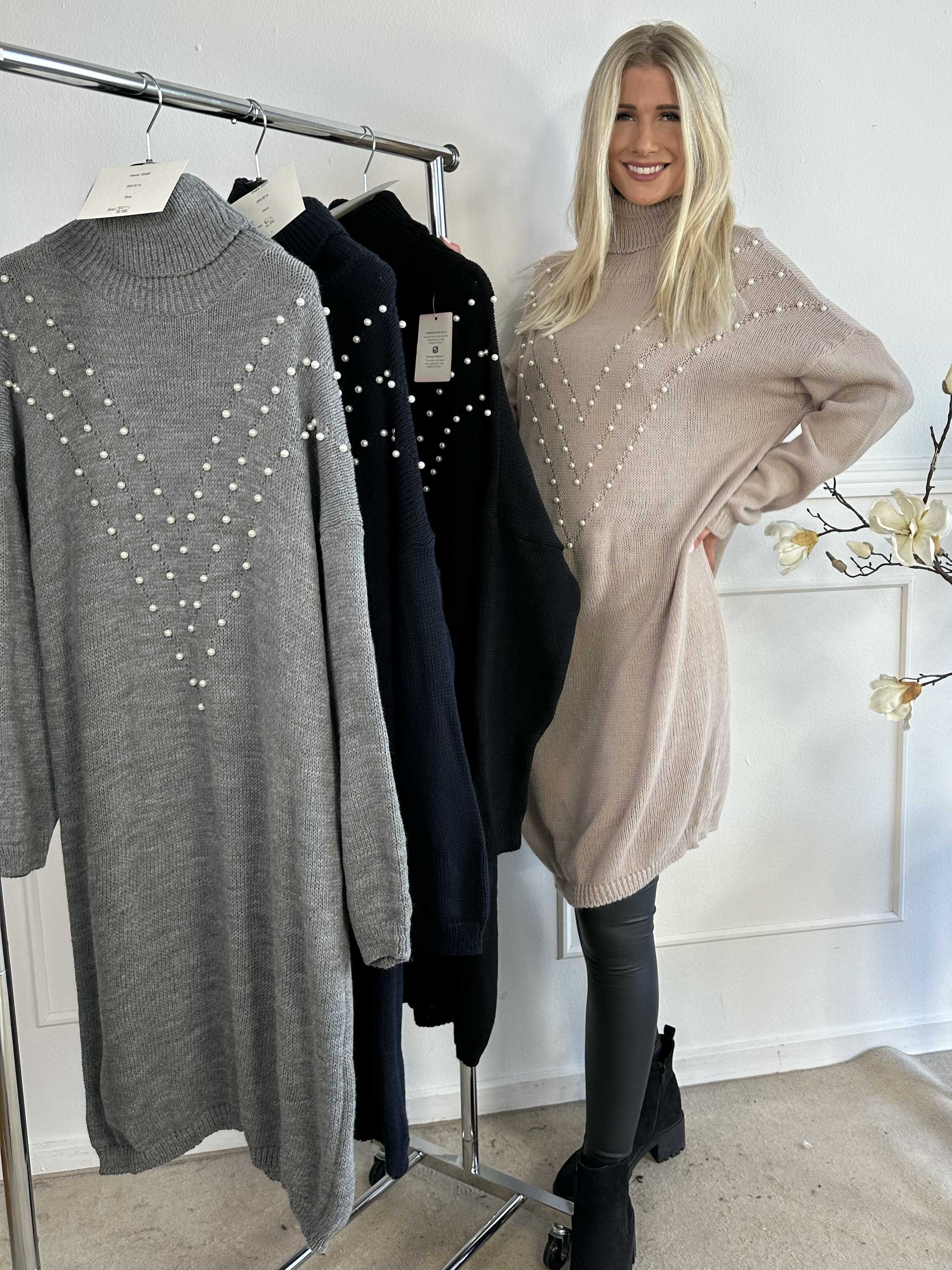 Desire - Strikkjole med turtleneck og hvide perler