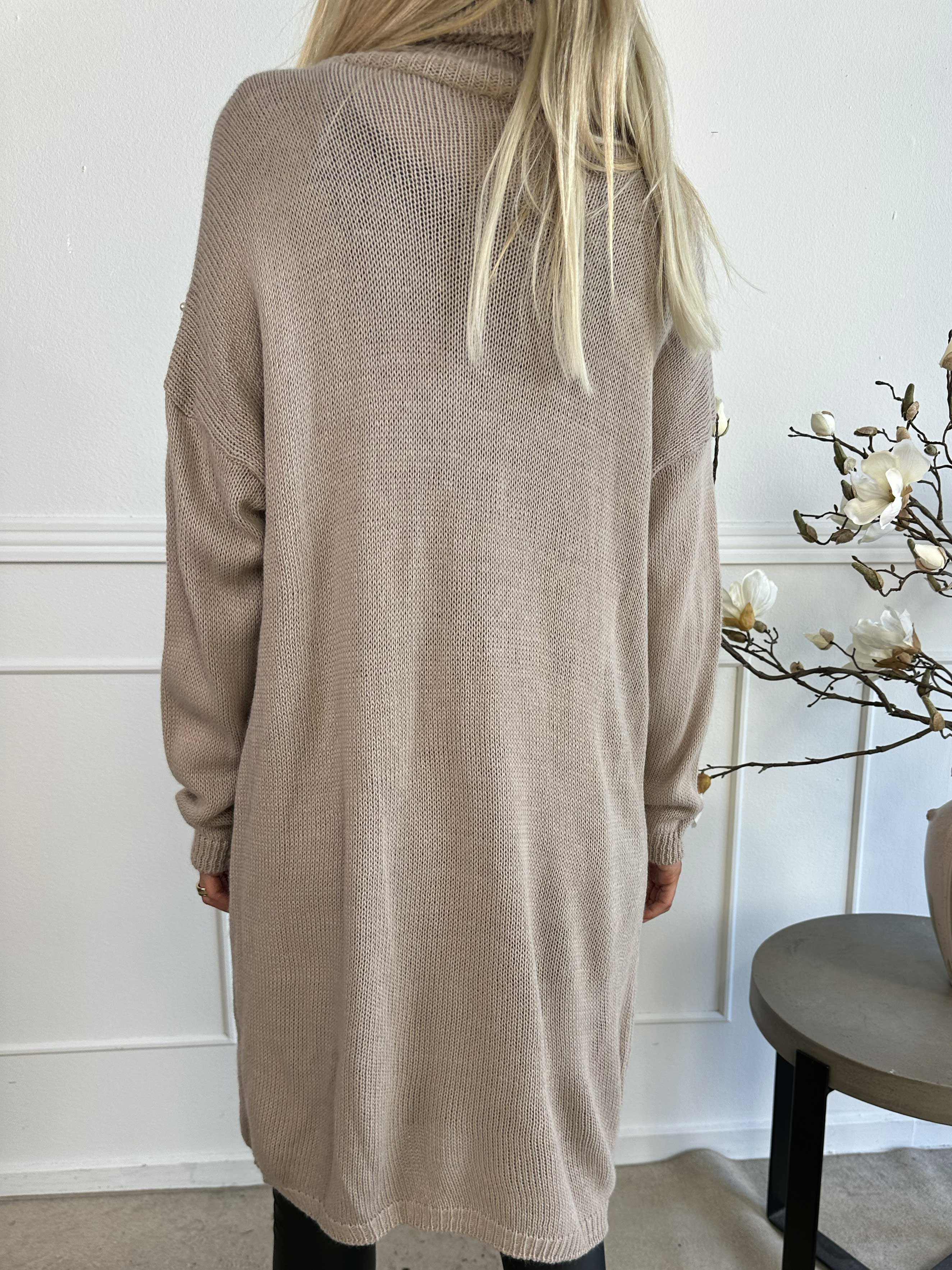 Desire - Strikkjole med turtleneck og hvide perler