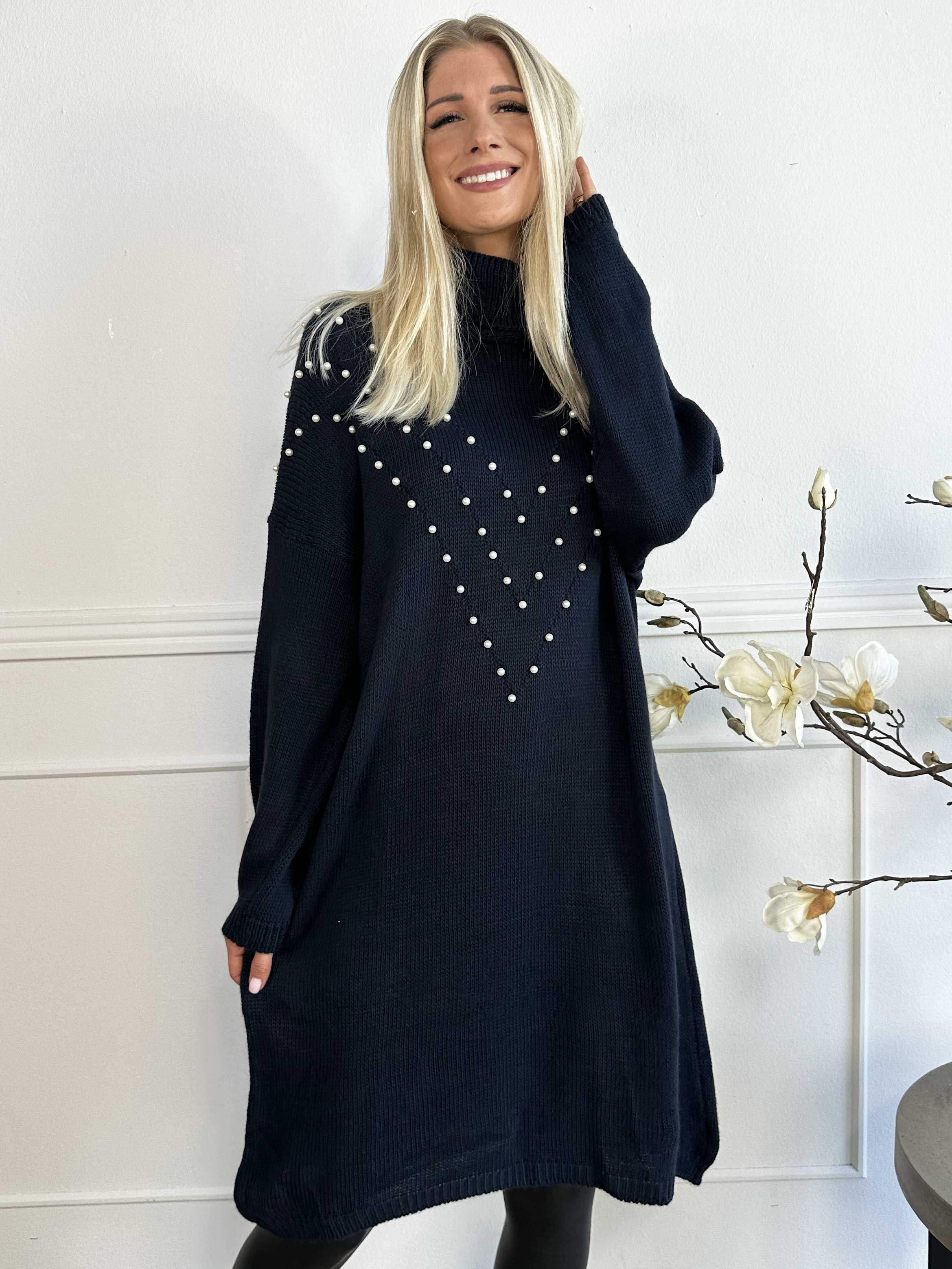 Desire - Strikkjole med turtleneck og hvide perler