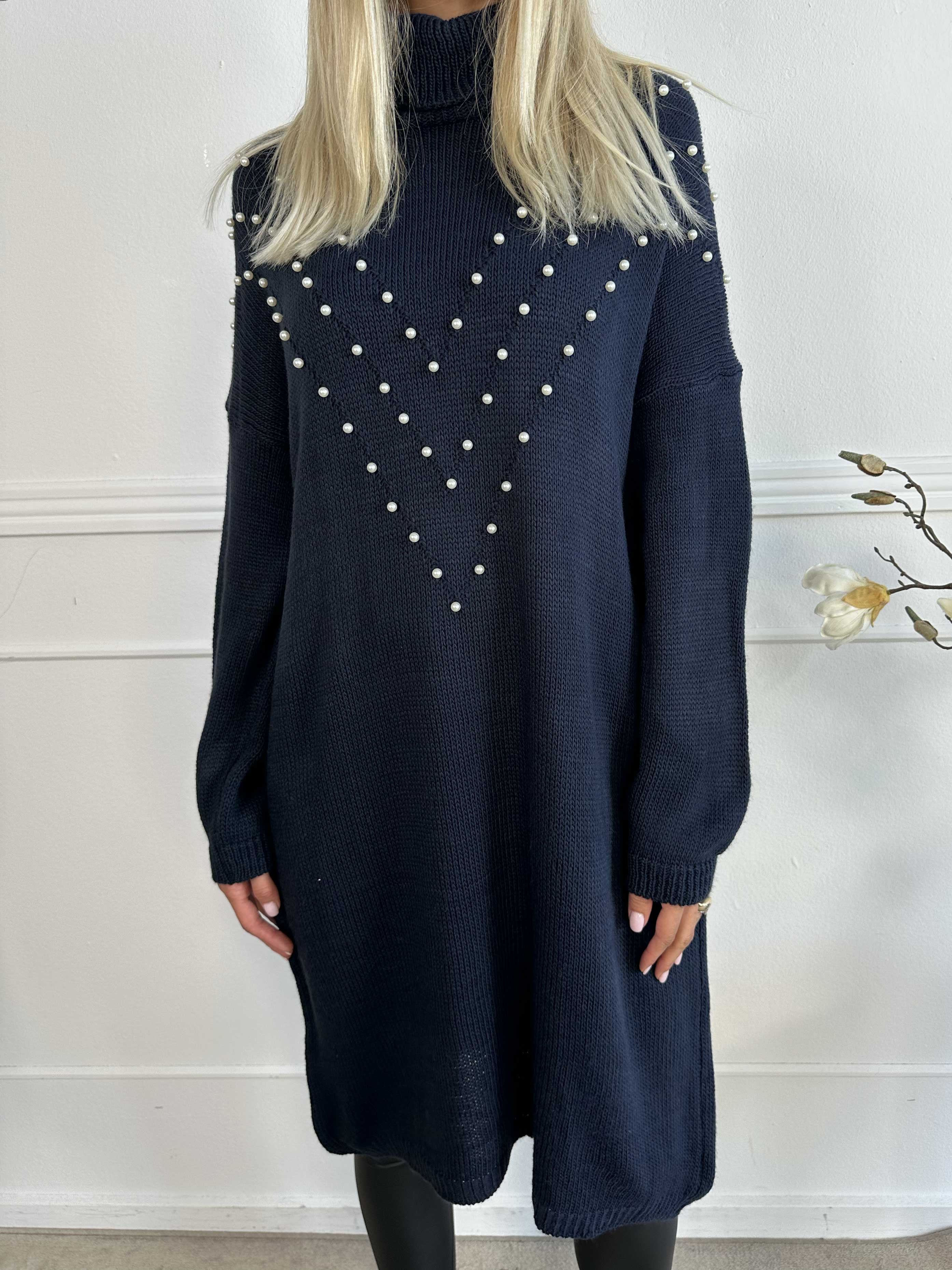 Desire - Strikkjole med turtleneck og hvide perler