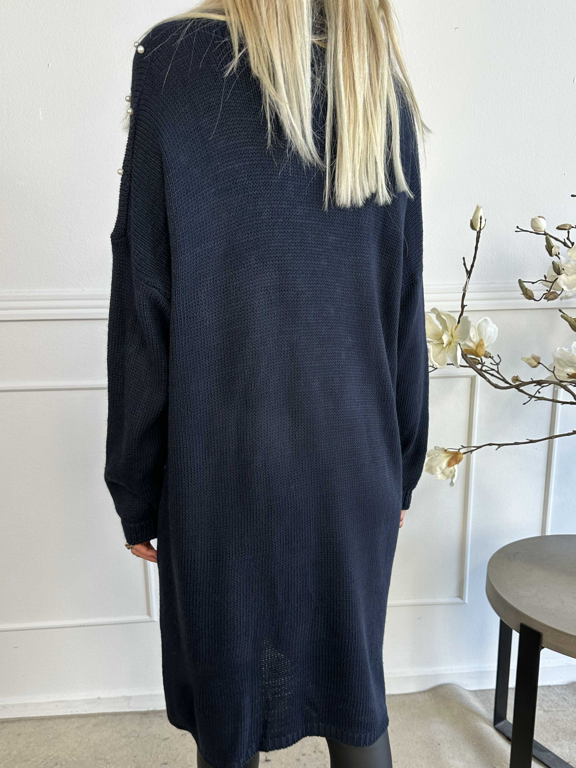 Desire - Strikkjole med turtleneck og hvide perler