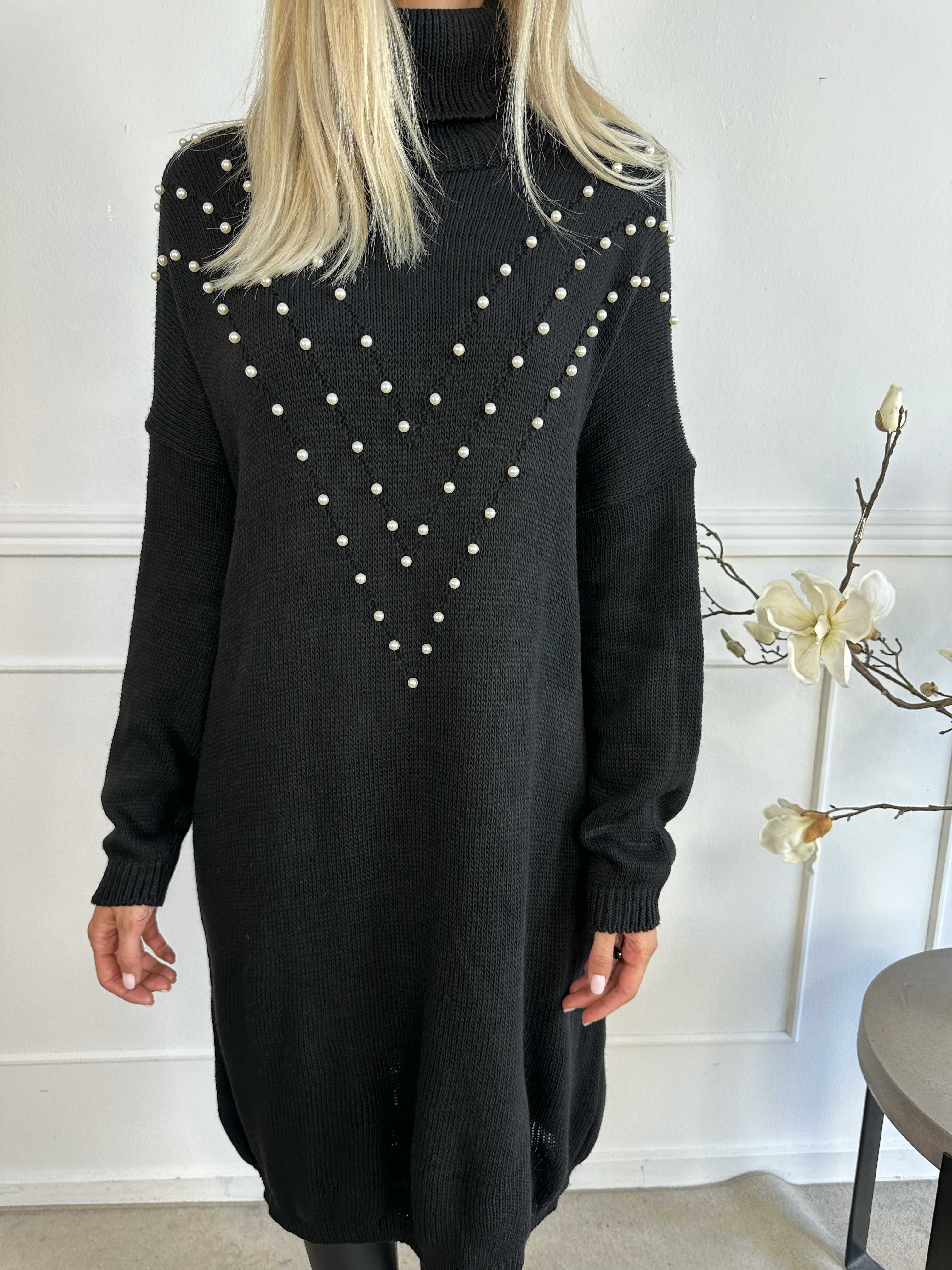 Desire - Strikkjole med turtleneck og hvide perler